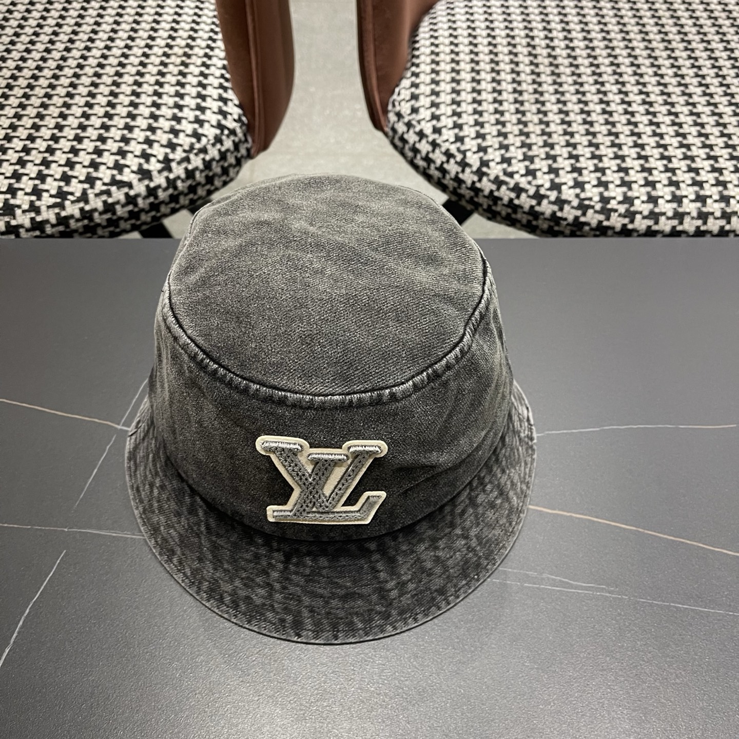 LV路易威登 新款散须软牛仔渔夫帽夏天来了，炎热的天气下，一顶好看的帽子成为了必不可少的时尚单品。这款牛