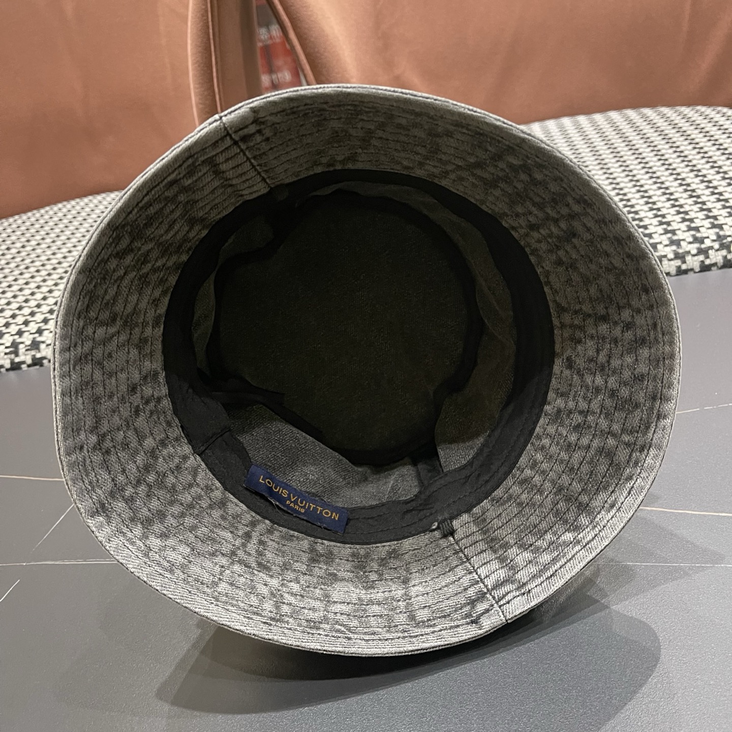 LV路易威登 新款散须软牛仔渔夫帽夏天来了，炎热的天气下，一顶好看的帽子成为了必不可少的时尚单品。这款牛