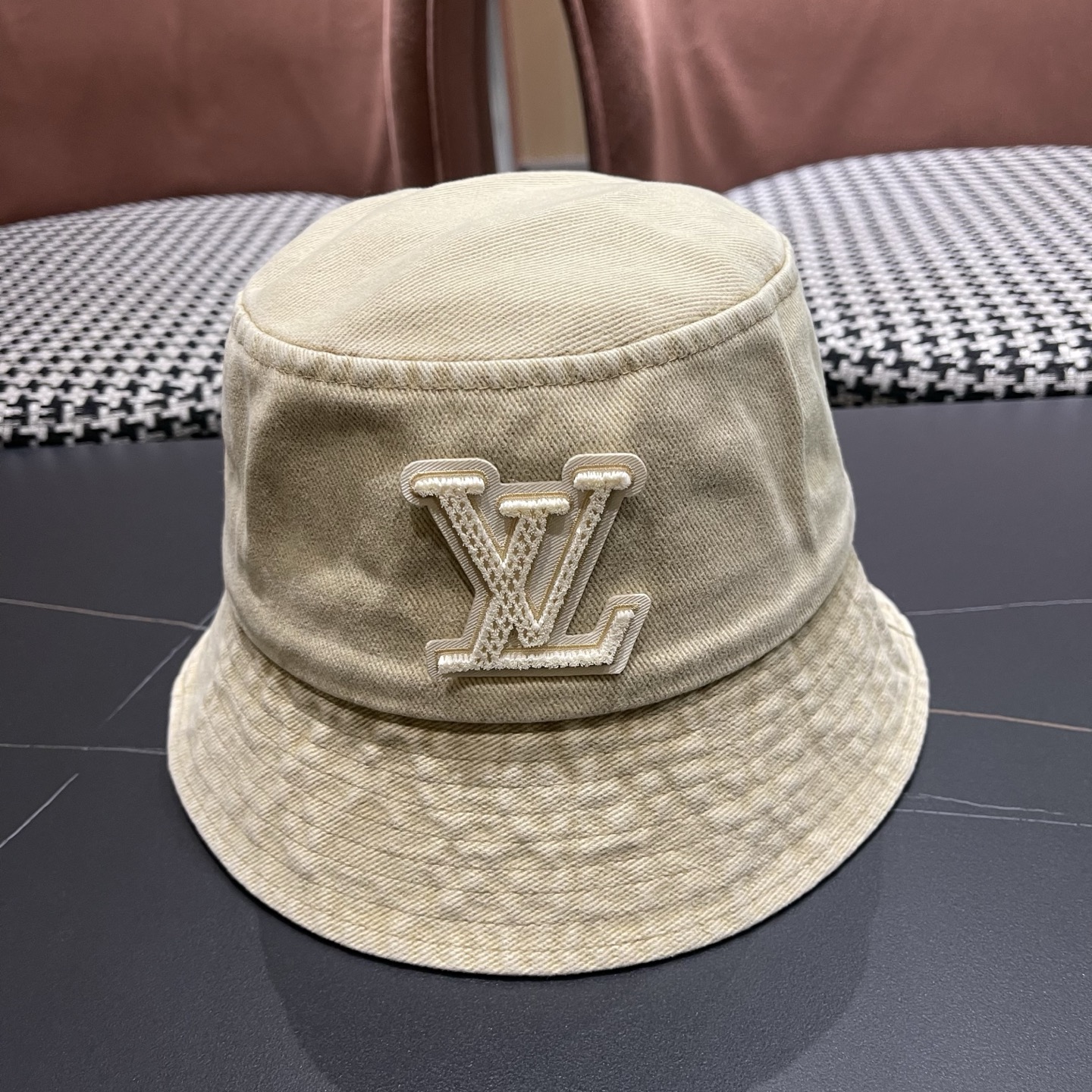 LV路易威登 新款散须软牛仔渔夫帽夏天来了，炎热的天气下，一顶好看的帽子成为了必不可少的时尚单品。这款牛