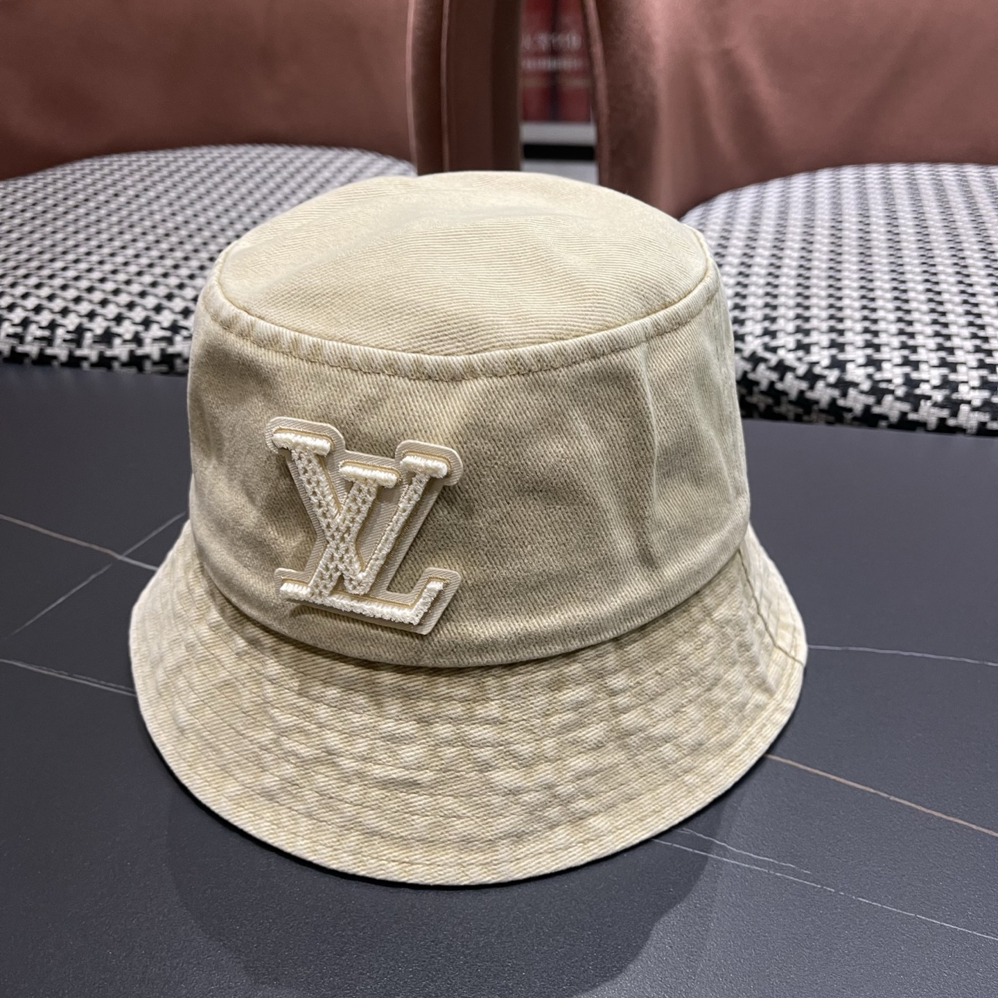 LV路易威登 新款散须软牛仔渔夫帽夏天来了，炎热的天气下，一顶好看的帽子成为了必不可少的时尚单品。这款牛