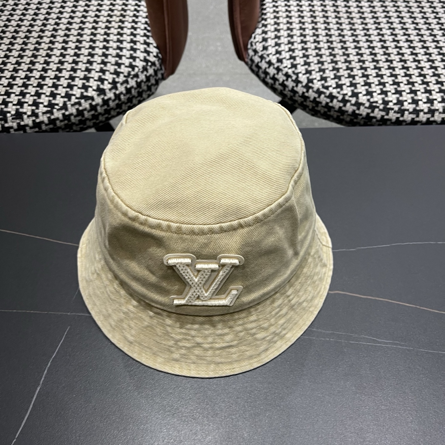 LV路易威登 新款散须软牛仔渔夫帽夏天来了，炎热的天气下，一顶好看的帽子成为了必不可少的时尚单品。这款牛