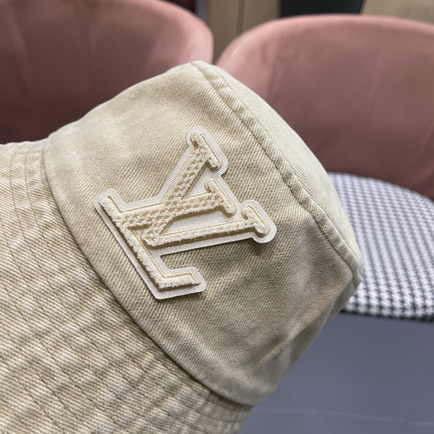 LV路易威登 新款散须软牛仔渔夫帽夏天来了，炎热的天气下，一顶好看的帽子成为了必不可少的时尚单品。这款牛