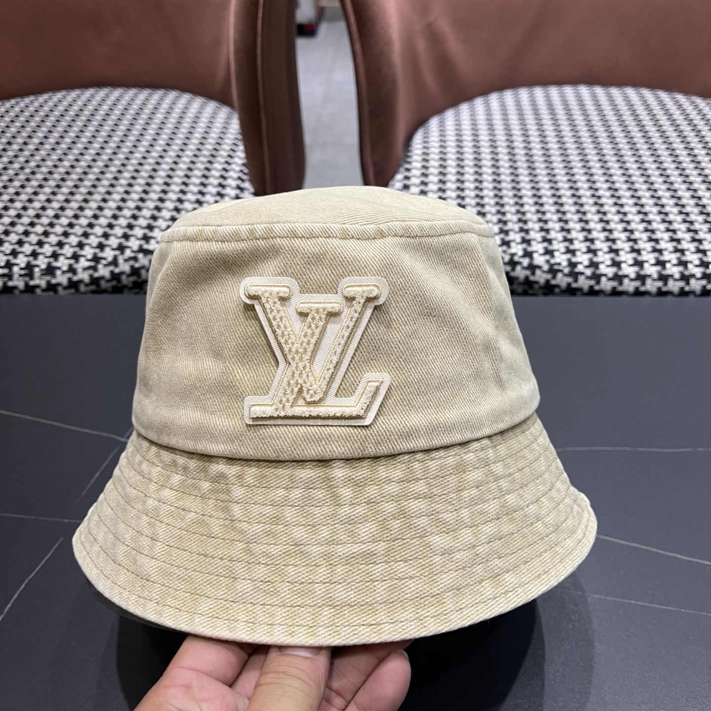 LV路易威登 新款散须软牛仔渔夫帽夏天来了，炎热的天气下，一顶好看的帽子成为了必不可少的时尚单品。这款牛