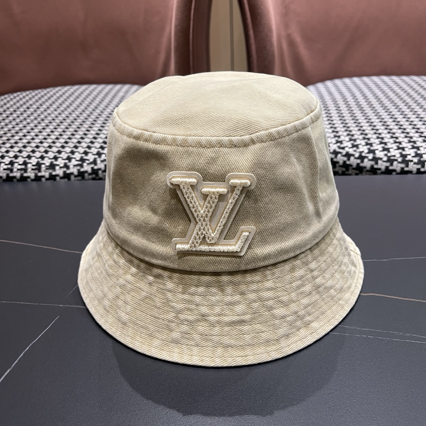 LV路易威登 新款散须软牛仔渔夫帽夏天来了，炎热的天气下，一顶好看的帽子成为了必不可少的时尚单品。这款牛