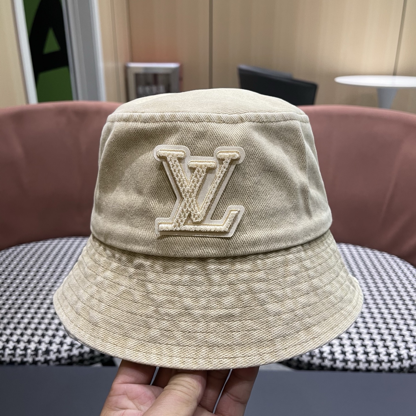 LV路易威登 新款散须软牛仔渔夫帽夏天来了，炎热的天气下，一顶好看的帽子成为了必不可少的时尚单品。这款牛