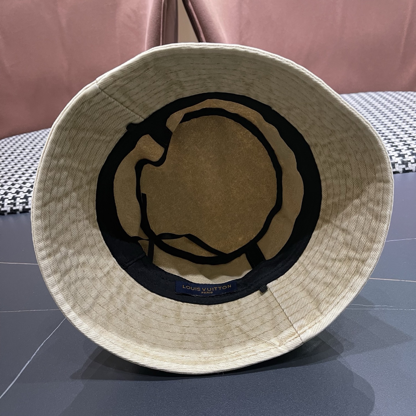 LV路易威登 新款散须软牛仔渔夫帽夏天来了，炎热的天气下，一顶好看的帽子成为了必不可少的时尚单品。这款牛