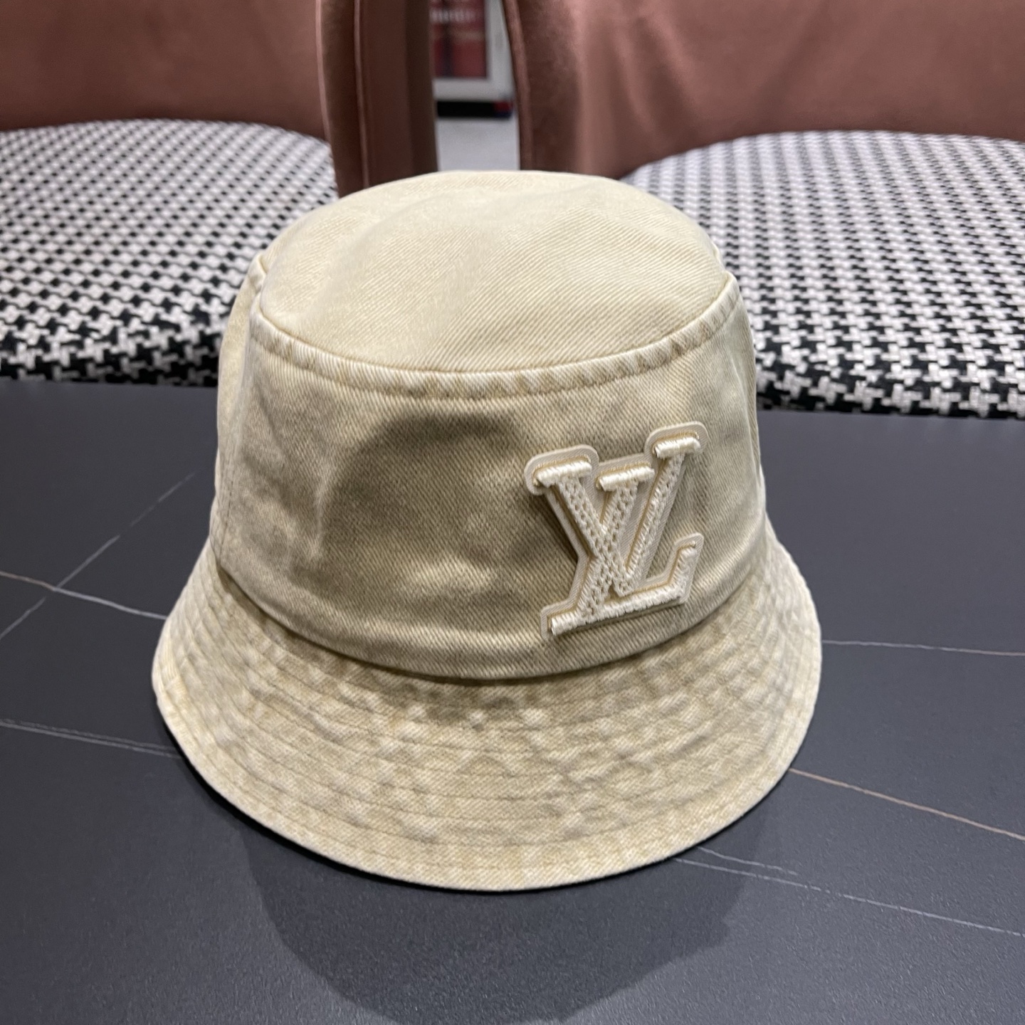 LV路易威登 新款散须软牛仔渔夫帽夏天来了，炎热的天气下，一顶好看的帽子成为了必不可少的时尚单品。这款牛