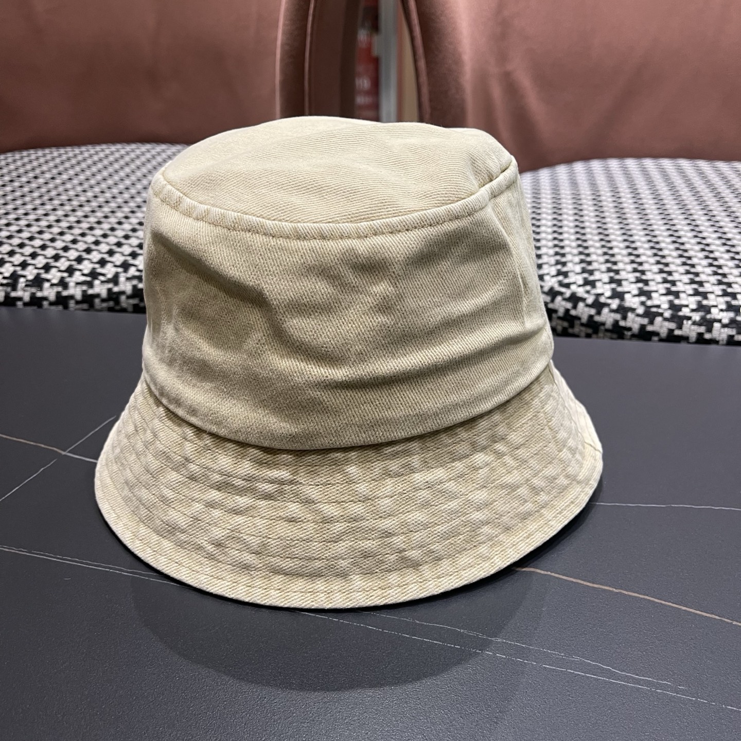 LV路易威登 新款散须软牛仔渔夫帽夏天来了，炎热的天气下，一顶好看的帽子成为了必不可少的时尚单品。这款牛