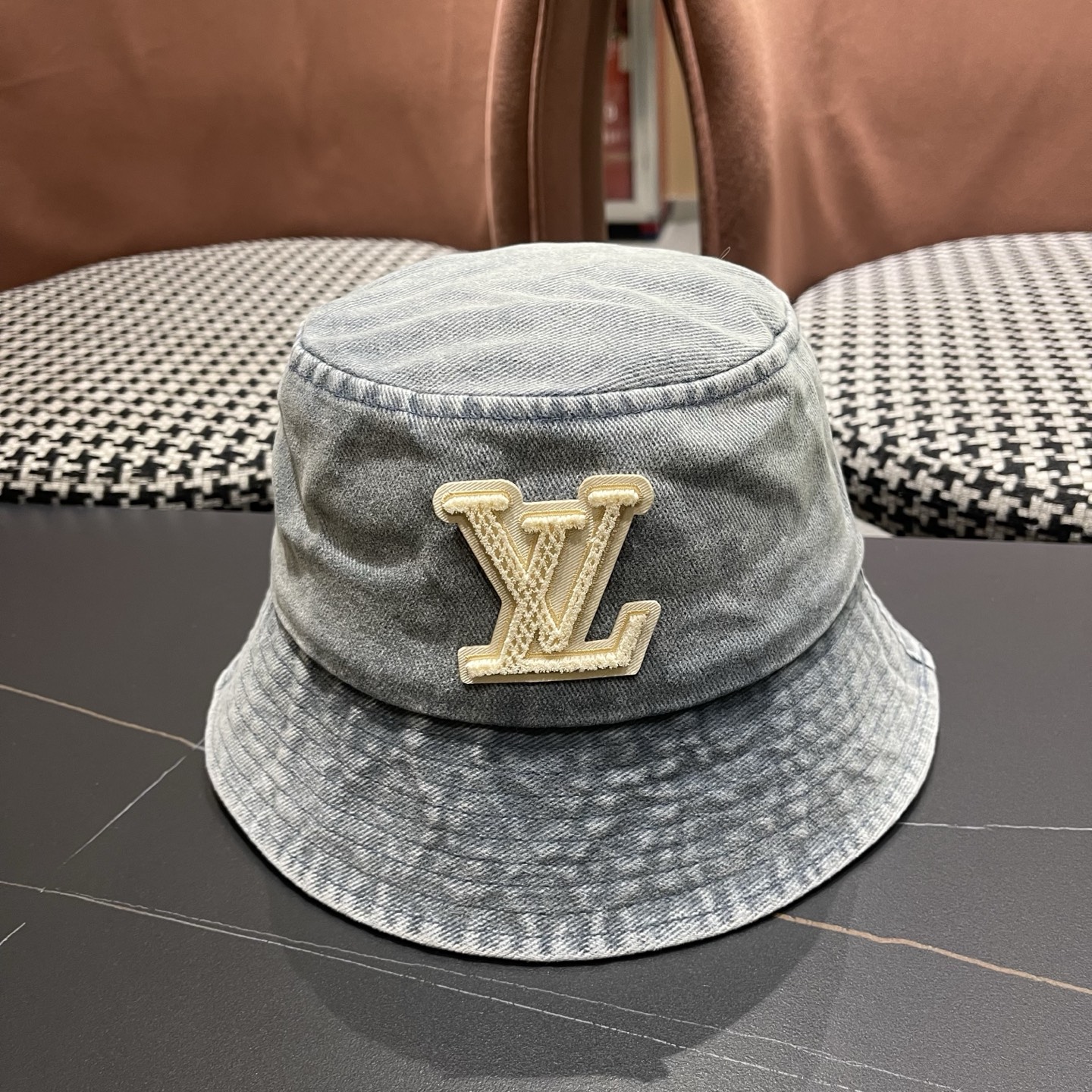 LV路易威登 新款散须软牛仔渔夫帽夏天来了，炎热的天气下，一顶好看的帽子成为了必不可少的时尚单品。这款牛