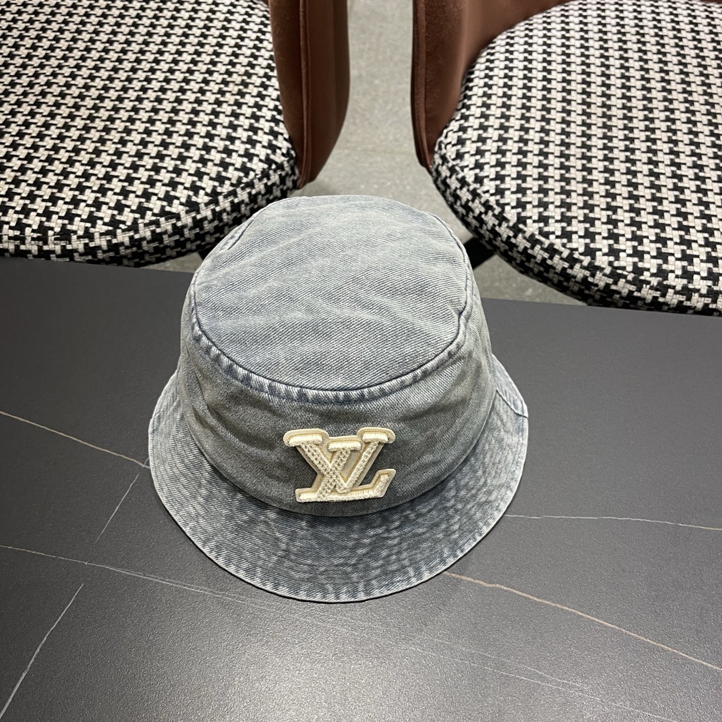 LV路易威登 新款散须软牛仔渔夫帽夏天来了，炎热的天气下，一顶好看的帽子成为了必不可少的时尚单品。这款牛