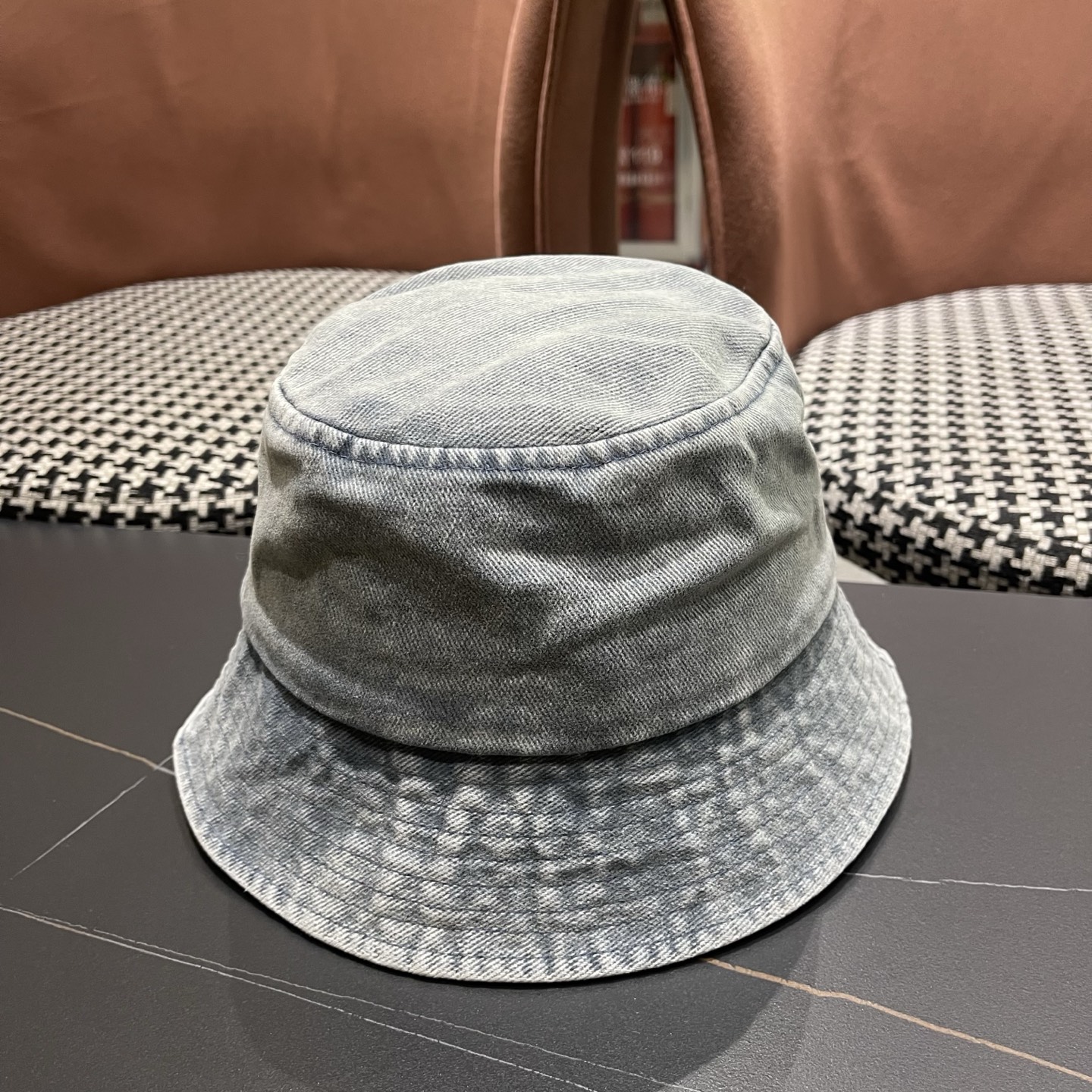 LV路易威登 新款散须软牛仔渔夫帽夏天来了，炎热的天气下，一顶好看的帽子成为了必不可少的时尚单品。这款牛