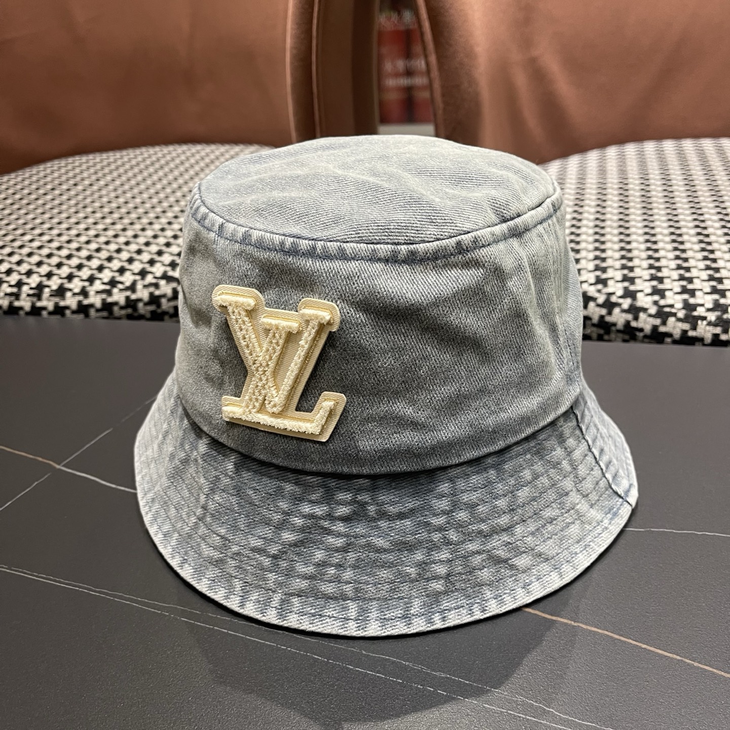 LV路易威登 新款散须软牛仔渔夫帽夏天来了，炎热的天气下，一顶好看的帽子成为了必不可少的时尚单品。这款牛