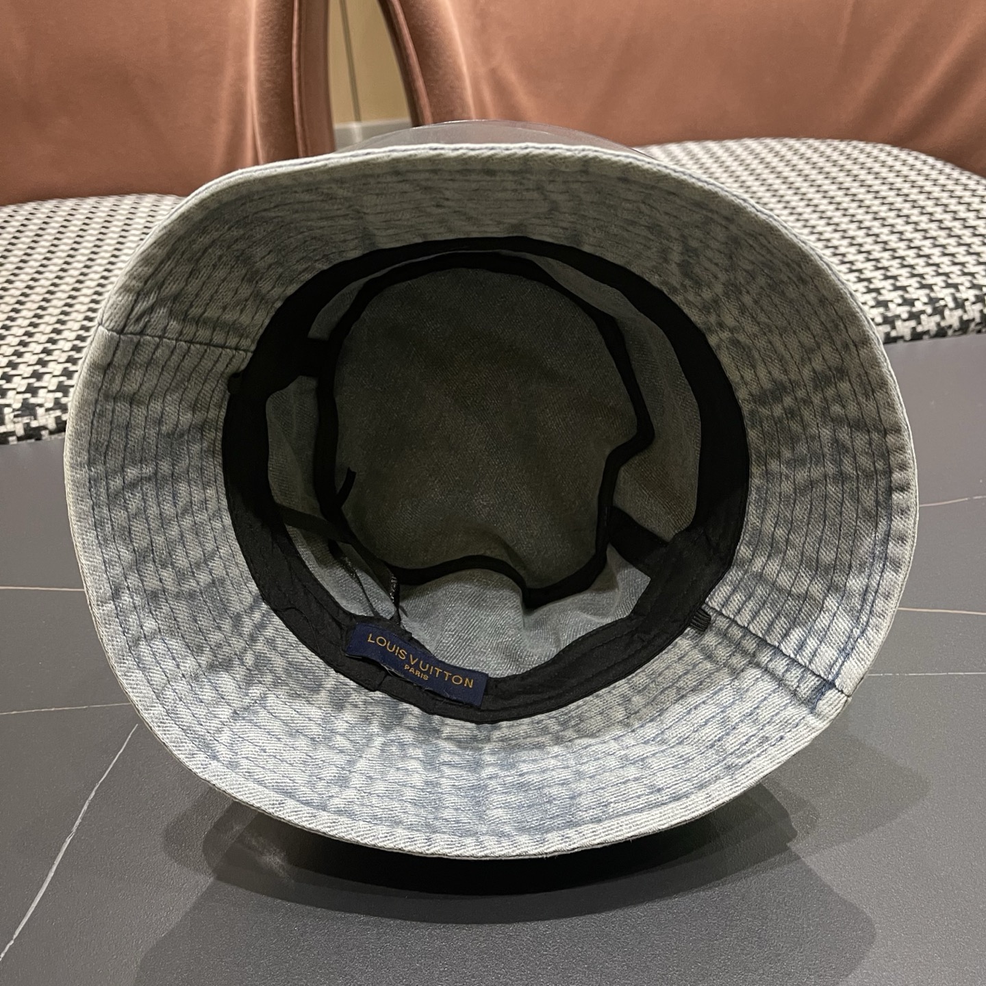 LV路易威登 新款散须软牛仔渔夫帽夏天来了，炎热的天气下，一顶好看的帽子成为了必不可少的时尚单品。这款牛