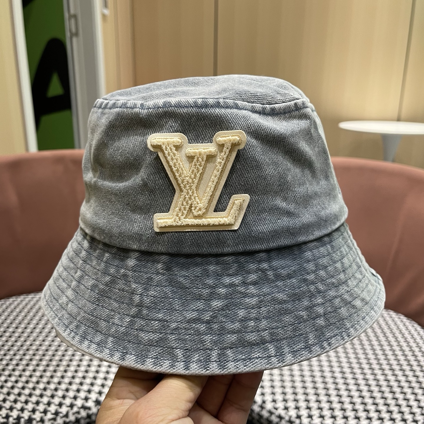 LV路易威登 新款散须软牛仔渔夫帽夏天来了，炎热的天气下，一顶好看的帽子成为了必不可少的时尚单品。这款牛