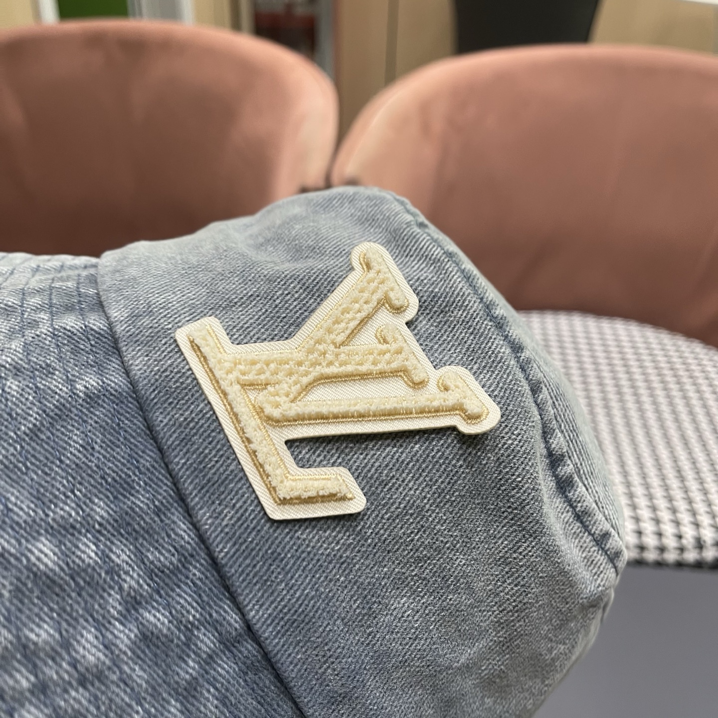 LV路易威登 新款散须软牛仔渔夫帽夏天来了，炎热的天气下，一顶好看的帽子成为了必不可少的时尚单品。这款牛