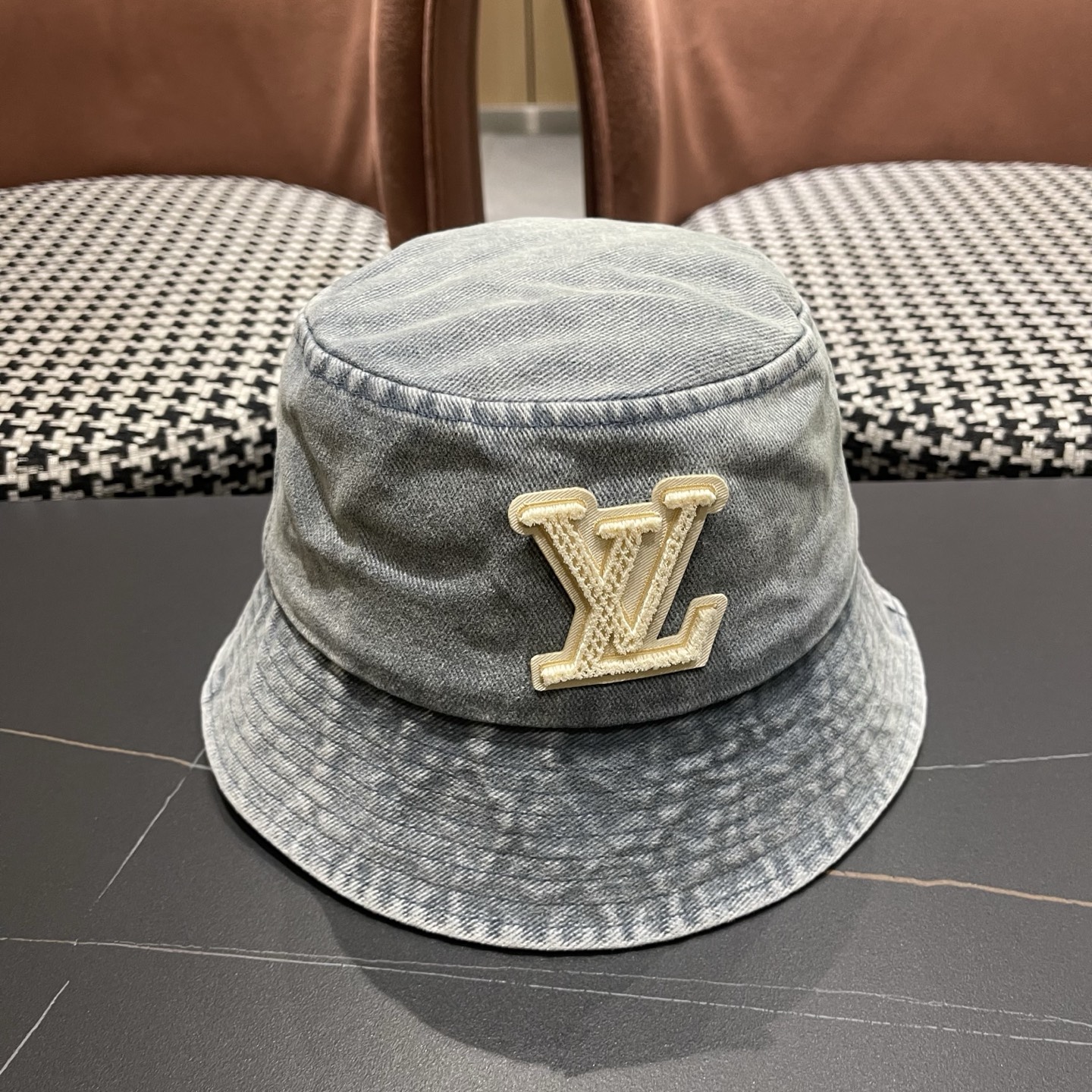 LV路易威登 新款散须软牛仔渔夫帽夏天来了，炎热的天气下，一顶好看的帽子成为了必不可少的时尚单品。这款牛