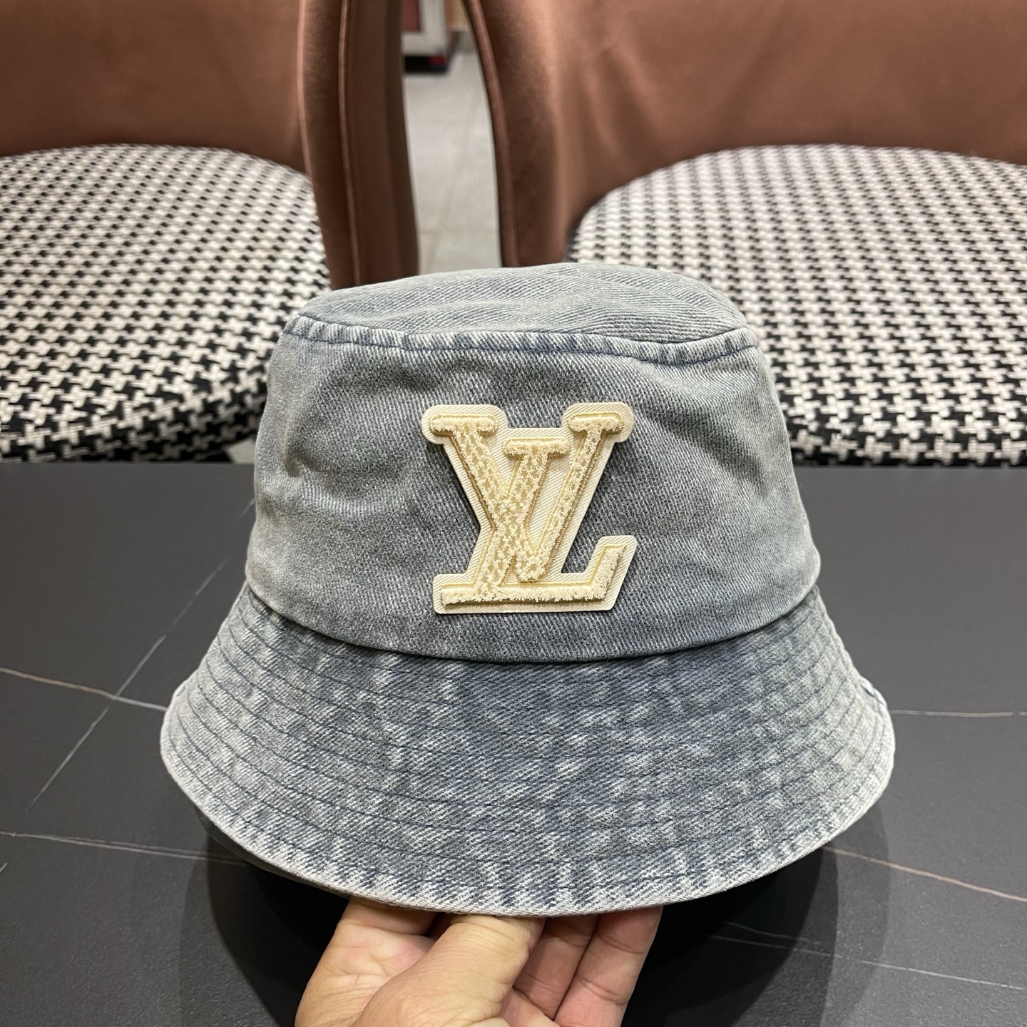 LV路易威登 新款散须软牛仔渔夫帽夏天来了，炎热的天气下，一顶好看的帽子成为了必不可少的时尚单品。这款牛