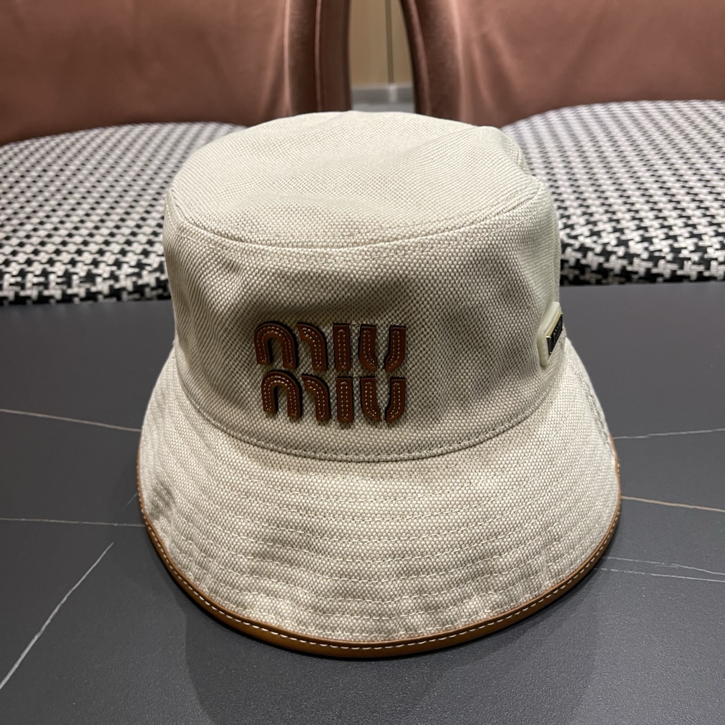 NO:704100,Miu Miu new style fisherman hat for women, spring, summer and autumn, Korean version, Japanese Internet celebrity basin hat, covering face and showing face, small hat, fisherman hat, baseball cap, knitted hat, fisherman hat, baseball cap, knitted hat, hat, miumiu, espadrilles, hats19860909谬谬Miu Miu 新款渔夫帽女春夏秋韩版日系网红盆帽遮脸显脸小帽子渔夫帽棒球帽针织帽帽子渔夫帽棒球帽针织帽,帽子,miumiu,espadrilles,hats,hat