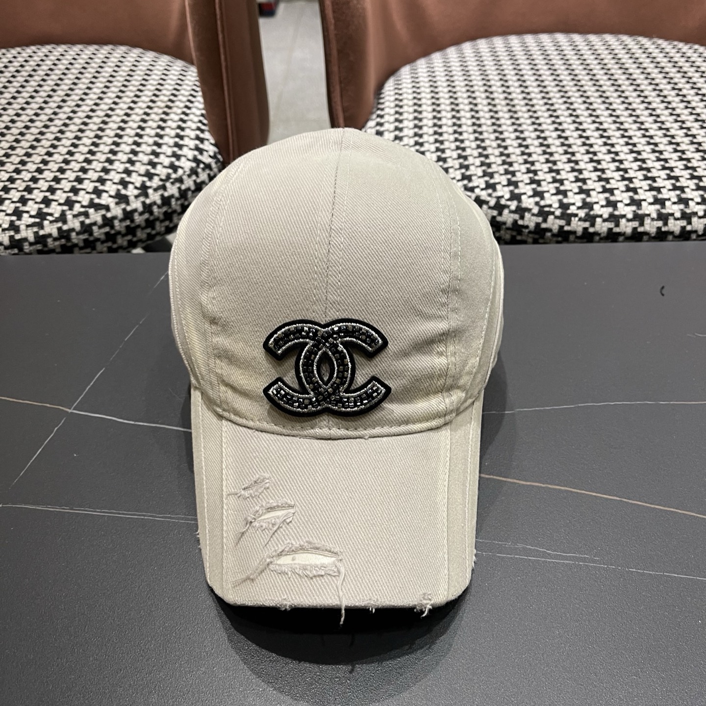 NO:704122,Chanel (CHENEL) baseball cap series—new models are on the shelves with high-end cap bottoms!  Multiple craftsmanship to create perfect new products. The pattern is aesthetically pleasing, the logo is super famous and creative. Hats bucket hat, baseball cap, knitted hat, bucket hat, baseball cap, knitted hat, hat, chanel, espadrilles, hats19860909香奈儿（CHENEL)棒球帽系列—新款上架选用高档帽底！多重工艺打造完美新品.图案唯色唯美个性Logo超级大牌又有创意的.帽子渔夫帽棒球帽针织帽帽子渔夫帽棒球帽针织帽,帽子,chanel,espadrilles,hats,hat