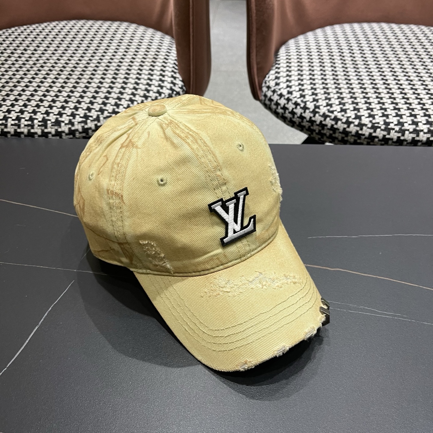 L V 路易威登 春夏新品棒球帽，logo经典简约，破洞时尚休闲设计 跑量新品