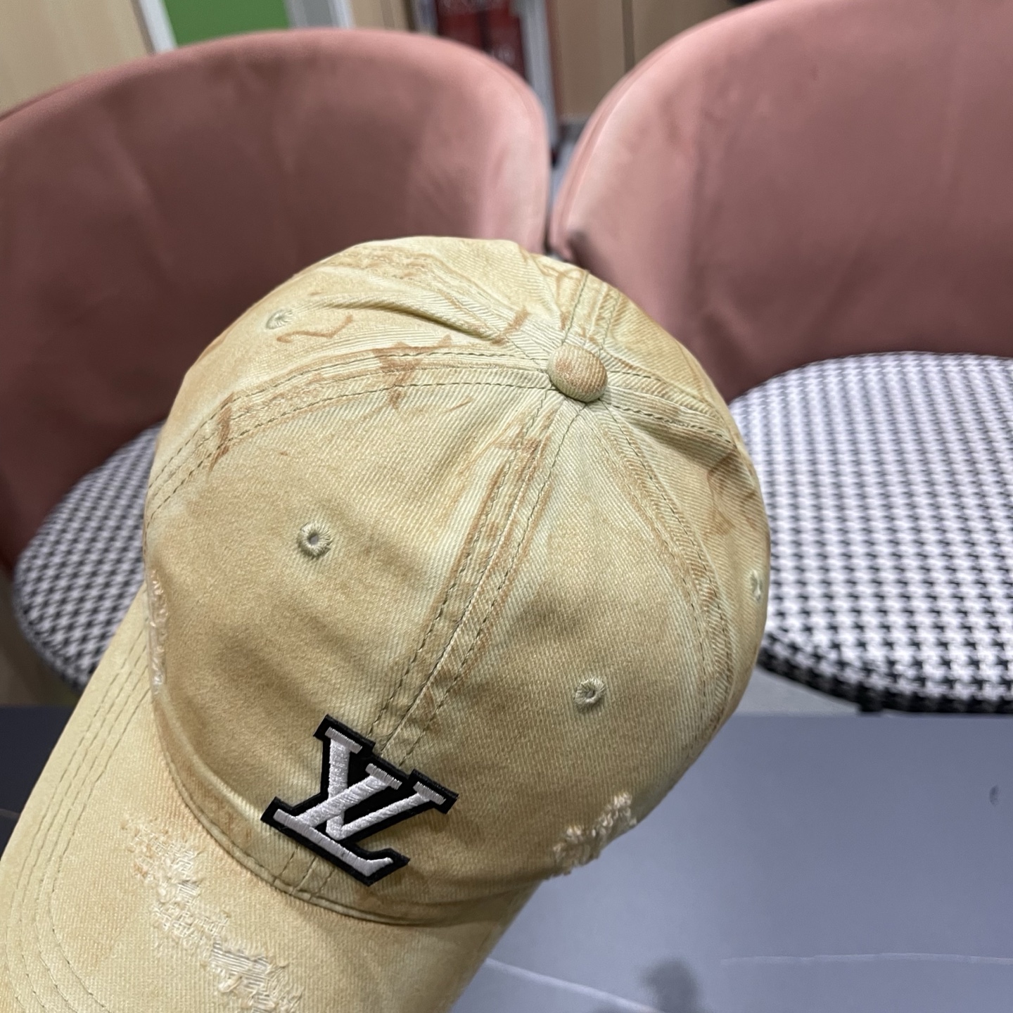 L V 路易威登 春夏新品棒球帽，logo经典简约，破洞时尚休闲设计 跑量新品