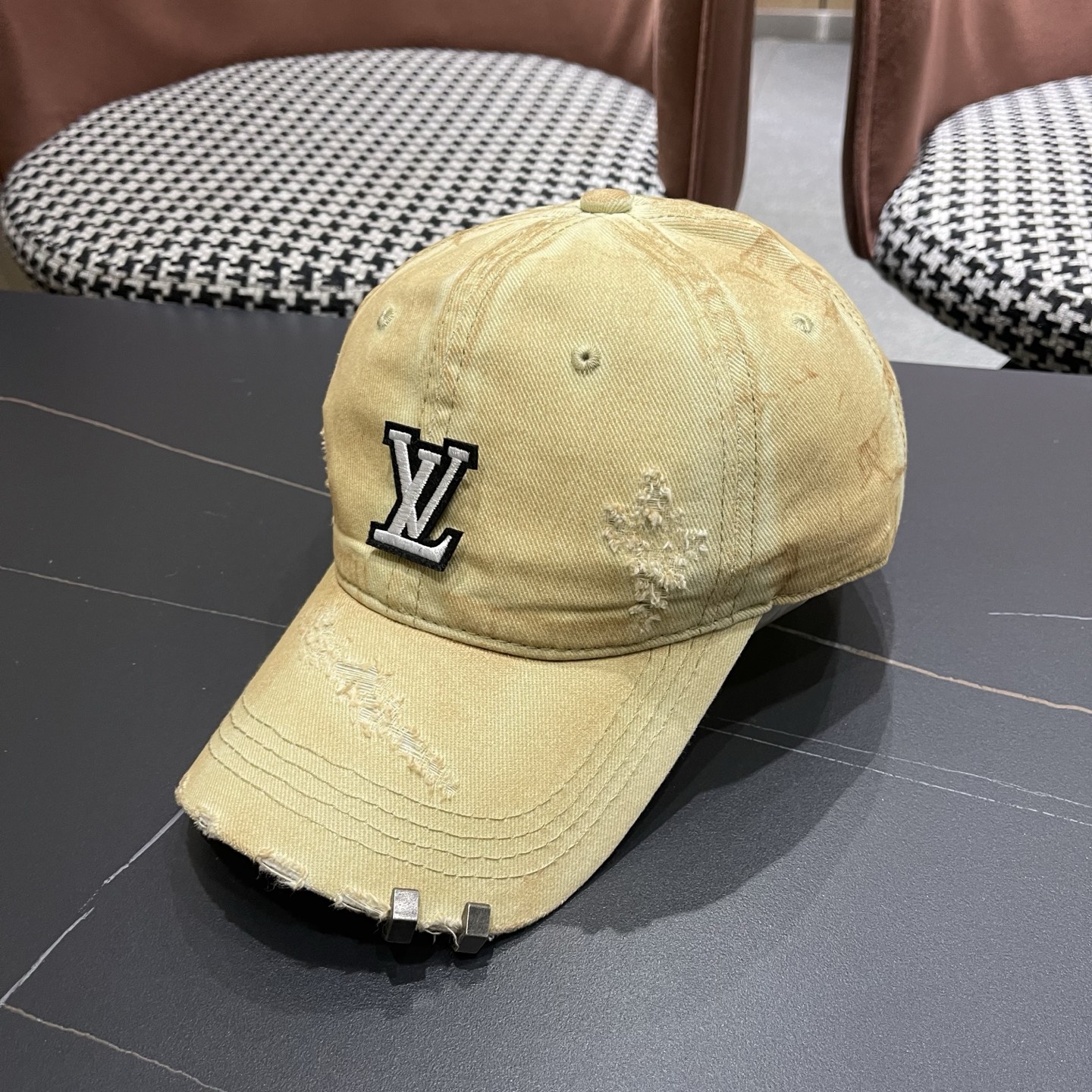 L V 路易威登 春夏新品棒球帽，logo经典简约，破洞时尚休闲设计 跑量新品