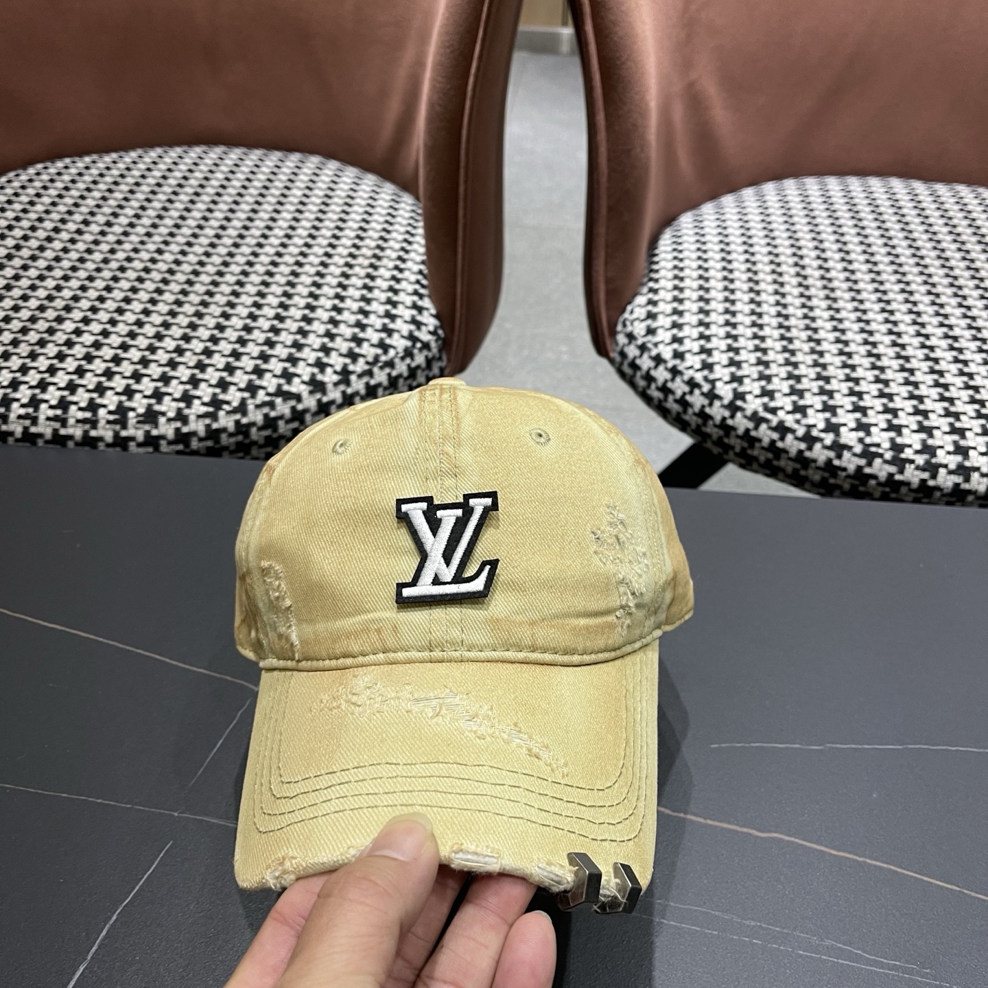 L V 路易威登 春夏新品棒球帽，logo经典简约，破洞时尚休闲设计 跑量新品