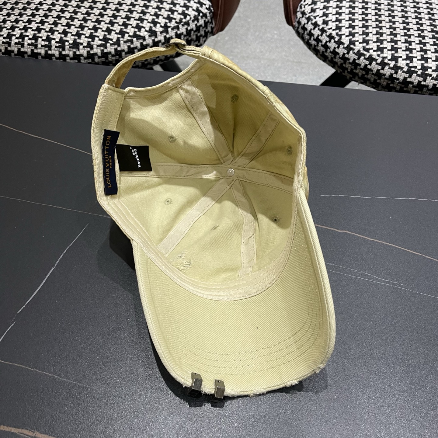 L V 路易威登 春夏新品棒球帽，logo经典简约，破洞时尚休闲设计 跑量新品
