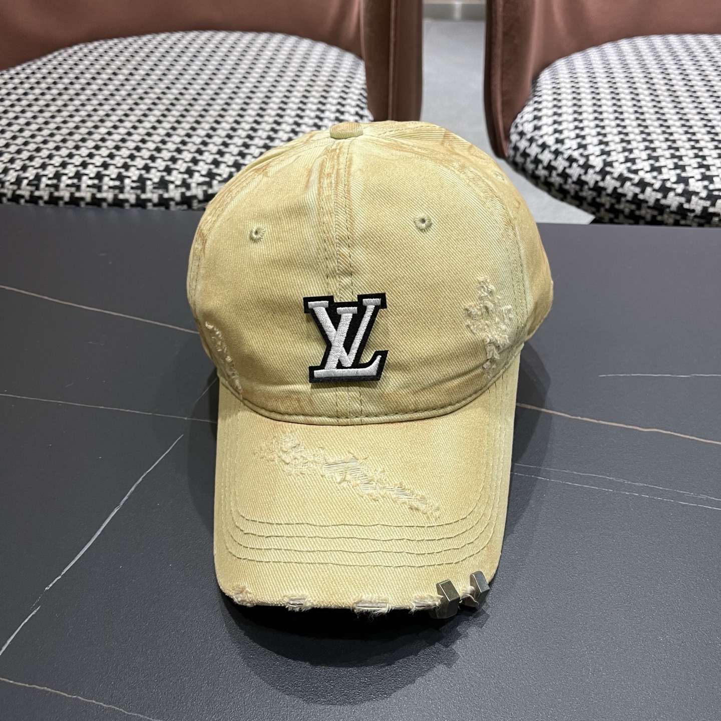 L V 路易威登 春夏新品棒球帽，logo经典简约，破洞时尚休闲设计 跑量新品