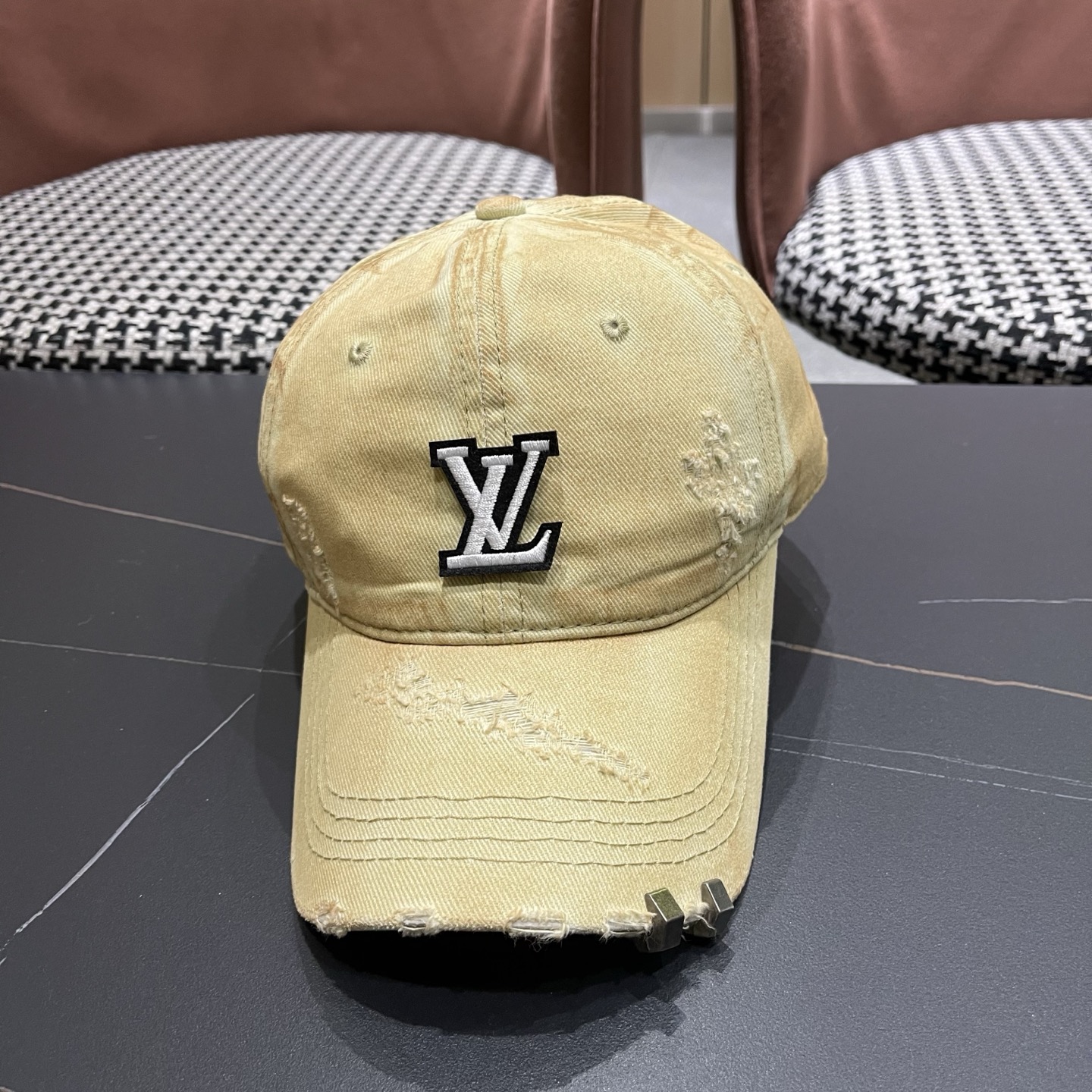 L V 路易威登 春夏新品棒球帽，logo经典简约，破洞时尚休闲设计 跑量新品