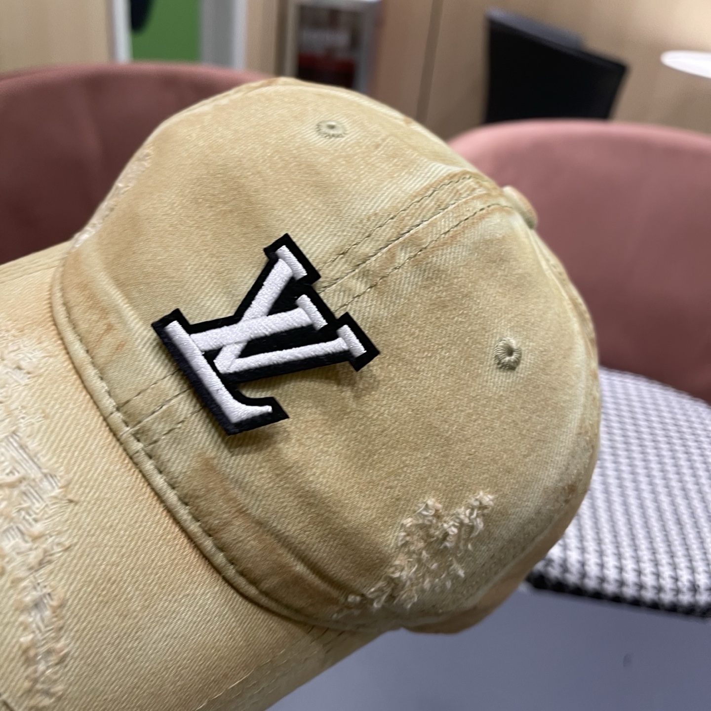 L V 路易威登 春夏新品棒球帽，logo经典简约，破洞时尚休闲设计 跑量新品