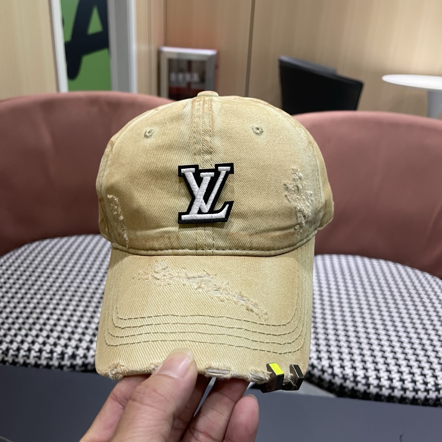 L V 路易威登 春夏新品棒球帽，logo经典简约，破洞时尚休闲设计 跑量新品