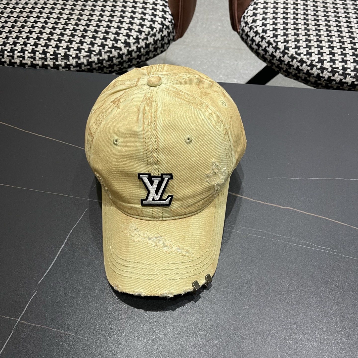 L V 路易威登 春夏新品棒球帽，logo经典简约，破洞时尚休闲设计 跑量新品