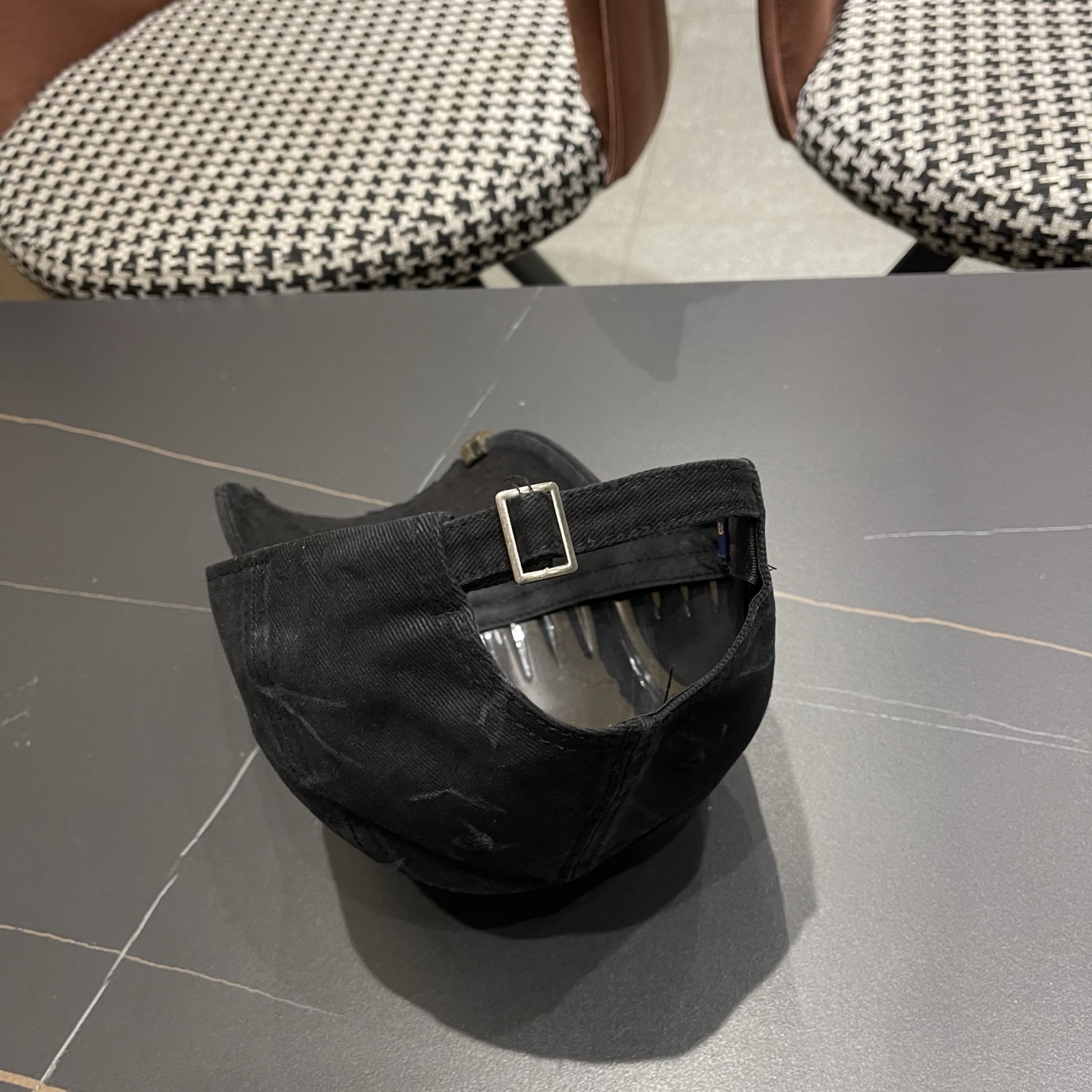 L V 路易威登 春夏新品棒球帽，logo经典简约，破洞时尚休闲设计 跑量新品