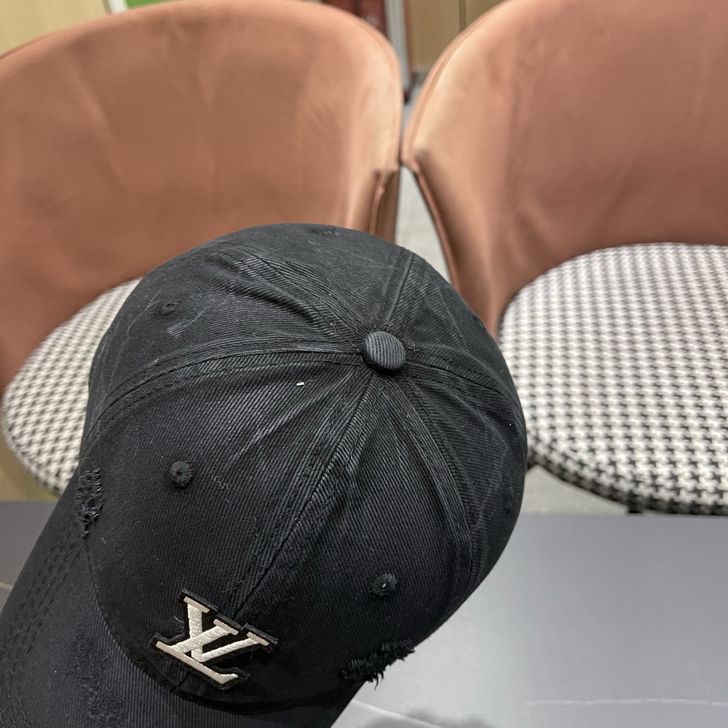 L V 路易威登 春夏新品棒球帽，logo经典简约，破洞时尚休闲设计 跑量新品