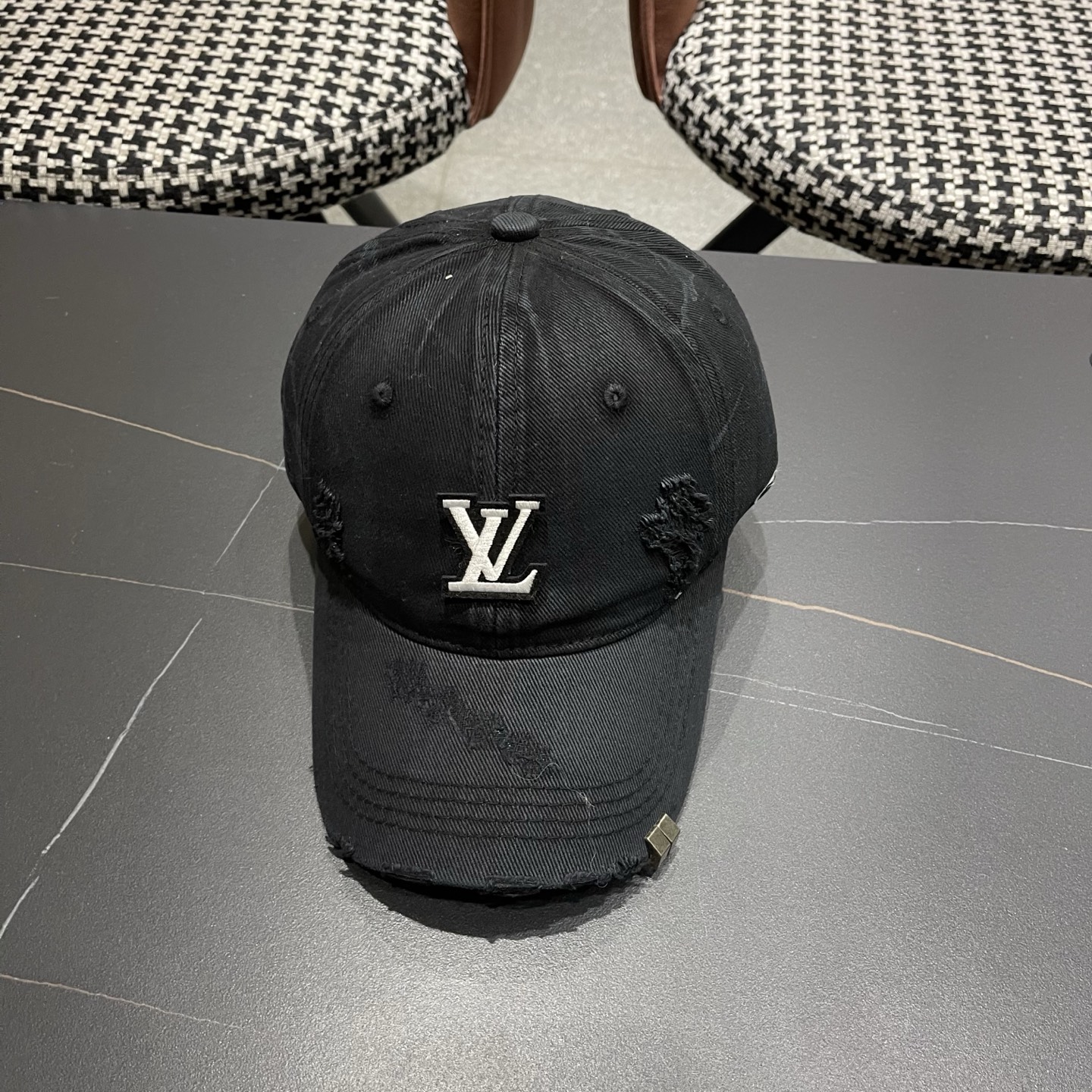 L V 路易威登 春夏新品棒球帽，logo经典简约，破洞时尚休闲设计 跑量新品