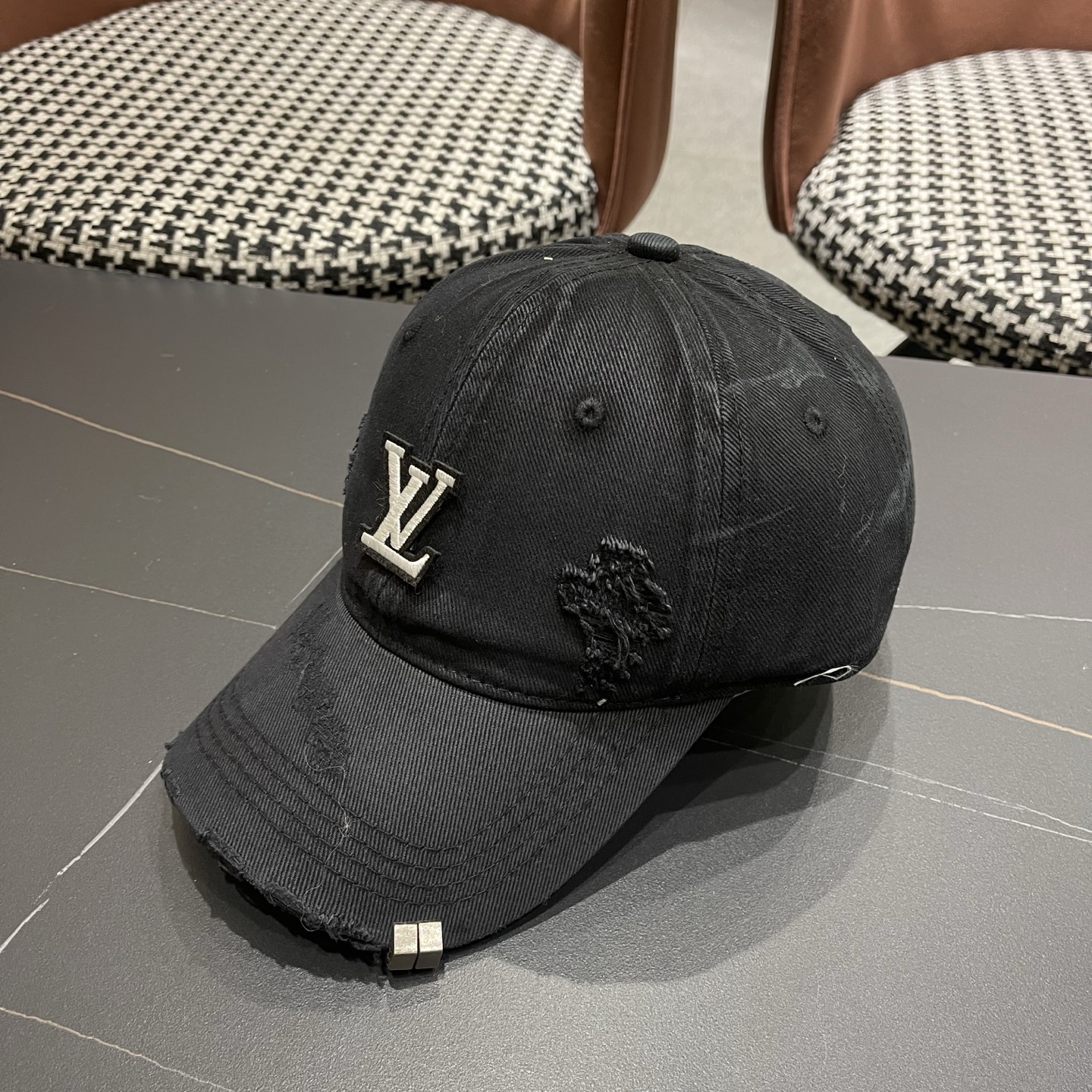 L V 路易威登 春夏新品棒球帽，logo经典简约，破洞时尚休闲设计 跑量新品