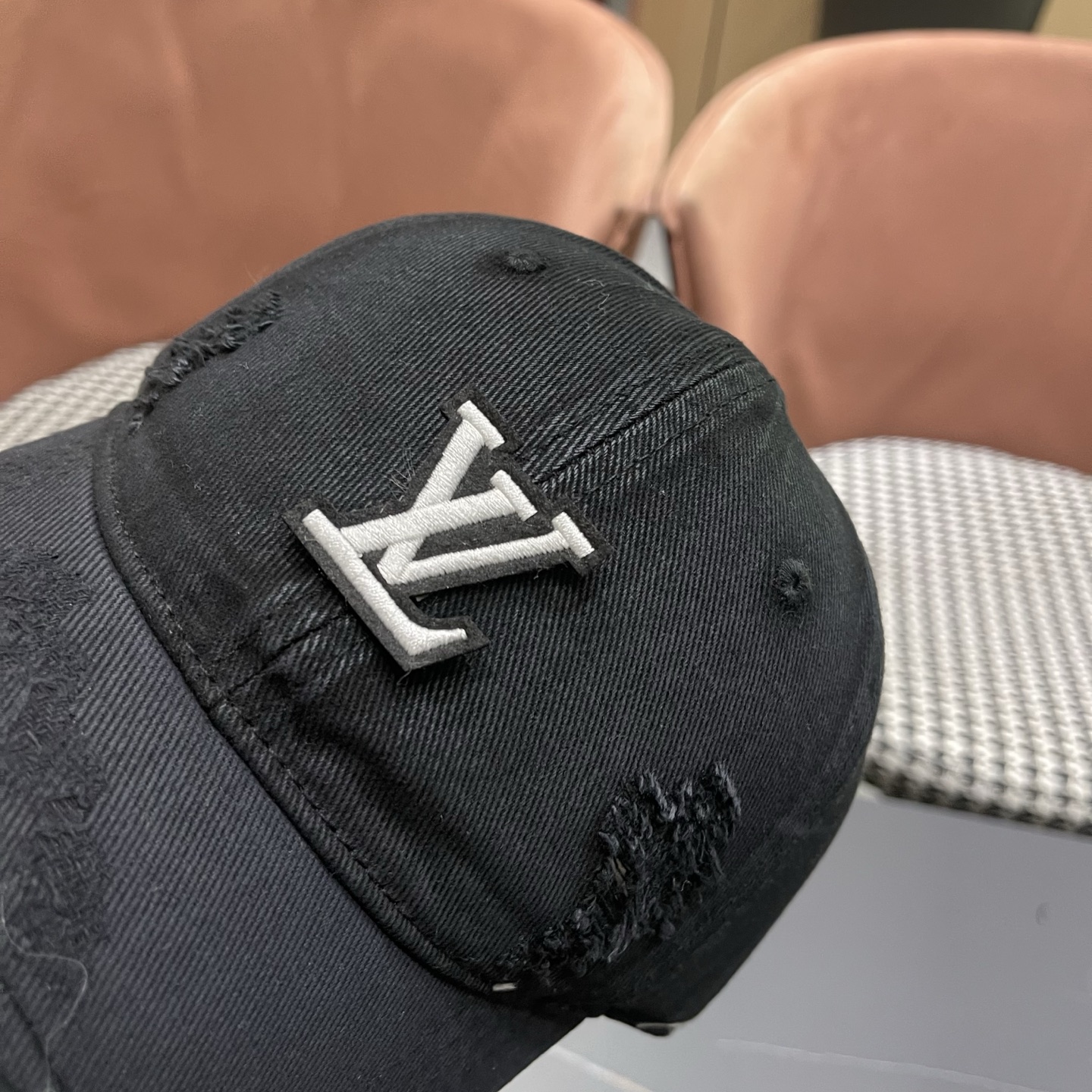 L V 路易威登 春夏新品棒球帽，logo经典简约，破洞时尚休闲设计 跑量新品