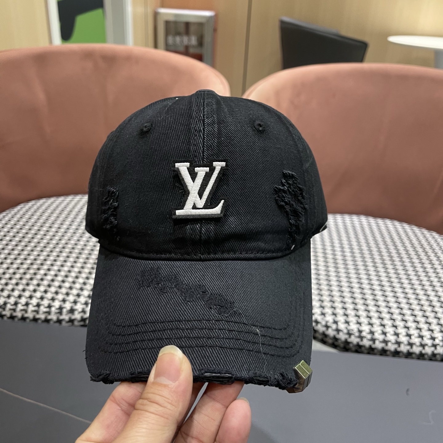 L V 路易威登 春夏新品棒球帽，logo经典简约，破洞时尚休闲设计 跑量新品