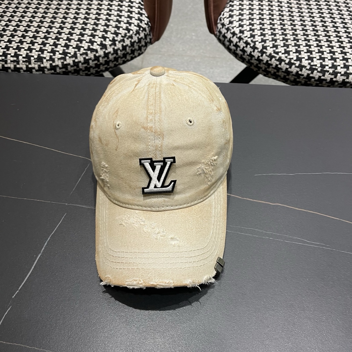 L V 路易威登 春夏新品棒球帽，logo经典简约，破洞时尚休闲设计 跑量新品