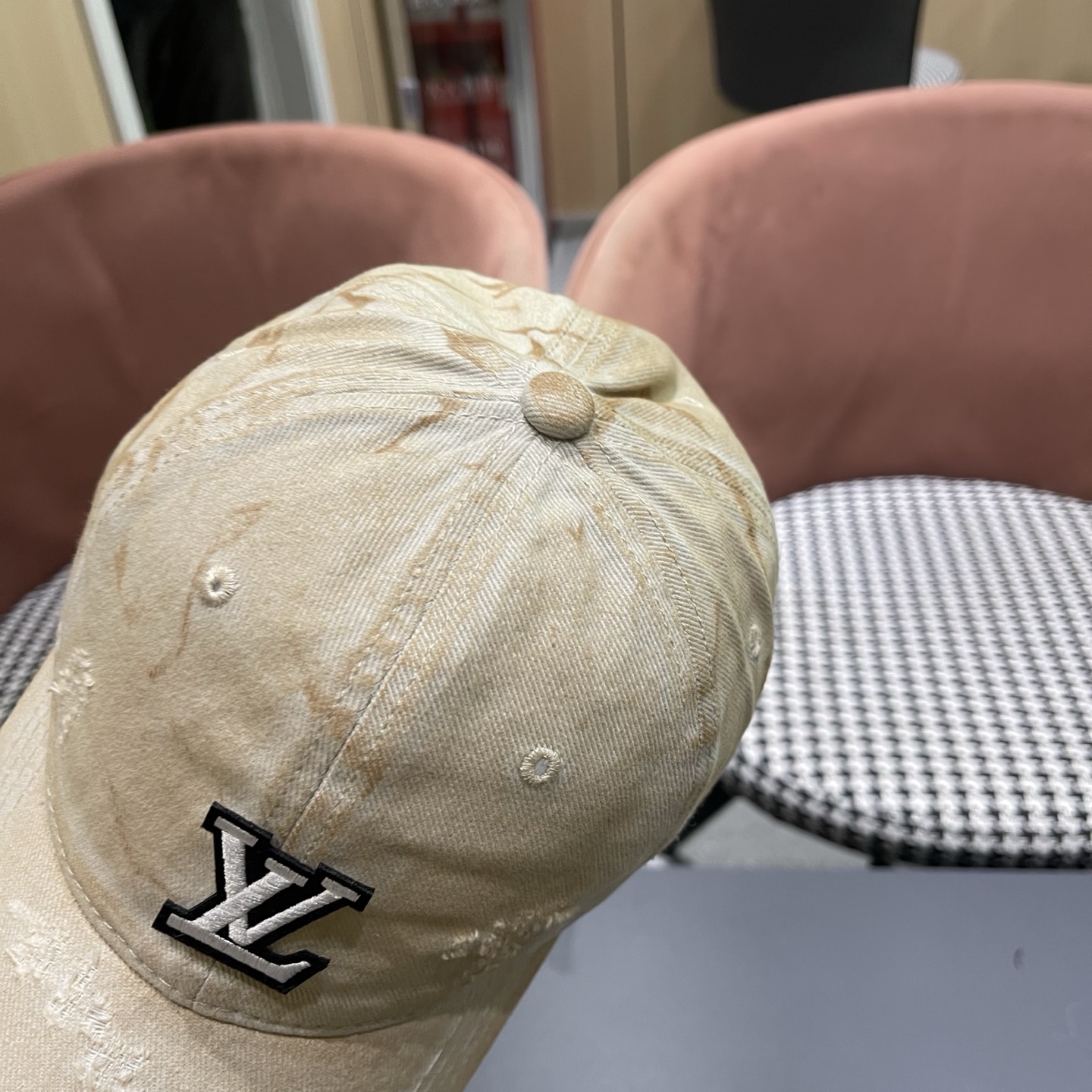 L V 路易威登 春夏新品棒球帽，logo经典简约，破洞时尚休闲设计 跑量新品