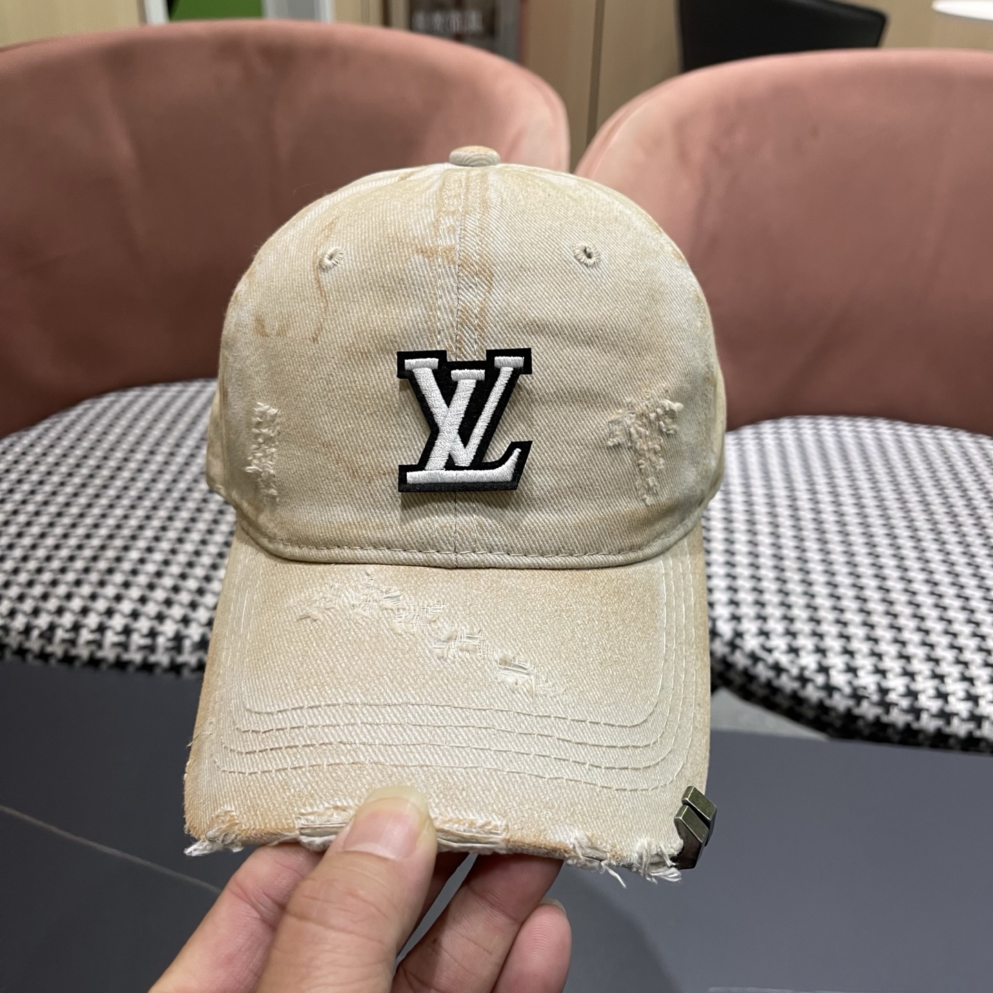 L V 路易威登 春夏新品棒球帽，logo经典简约，破洞时尚休闲设计 跑量新品