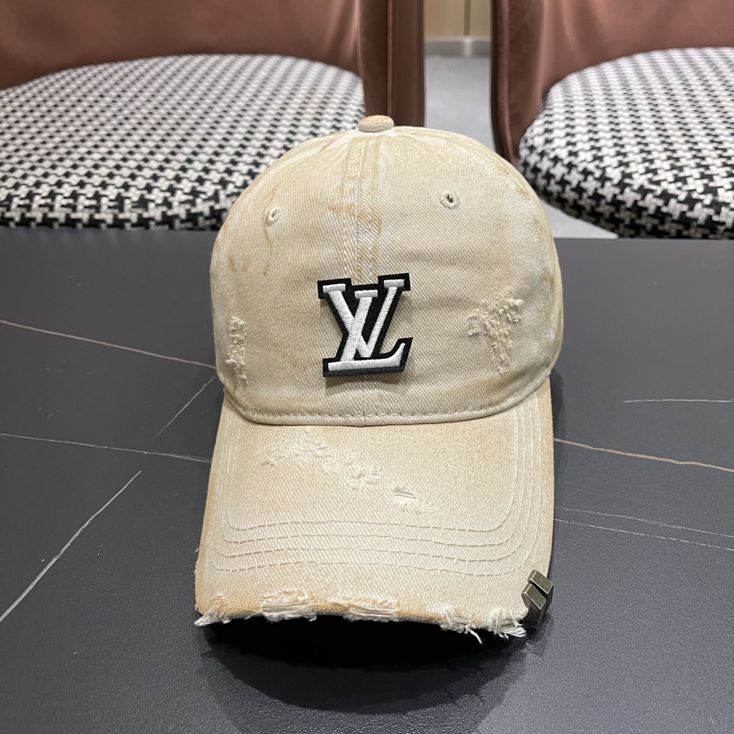 L V 路易威登 春夏新品棒球帽，logo经典简约，破洞时尚休闲设计 跑量新品