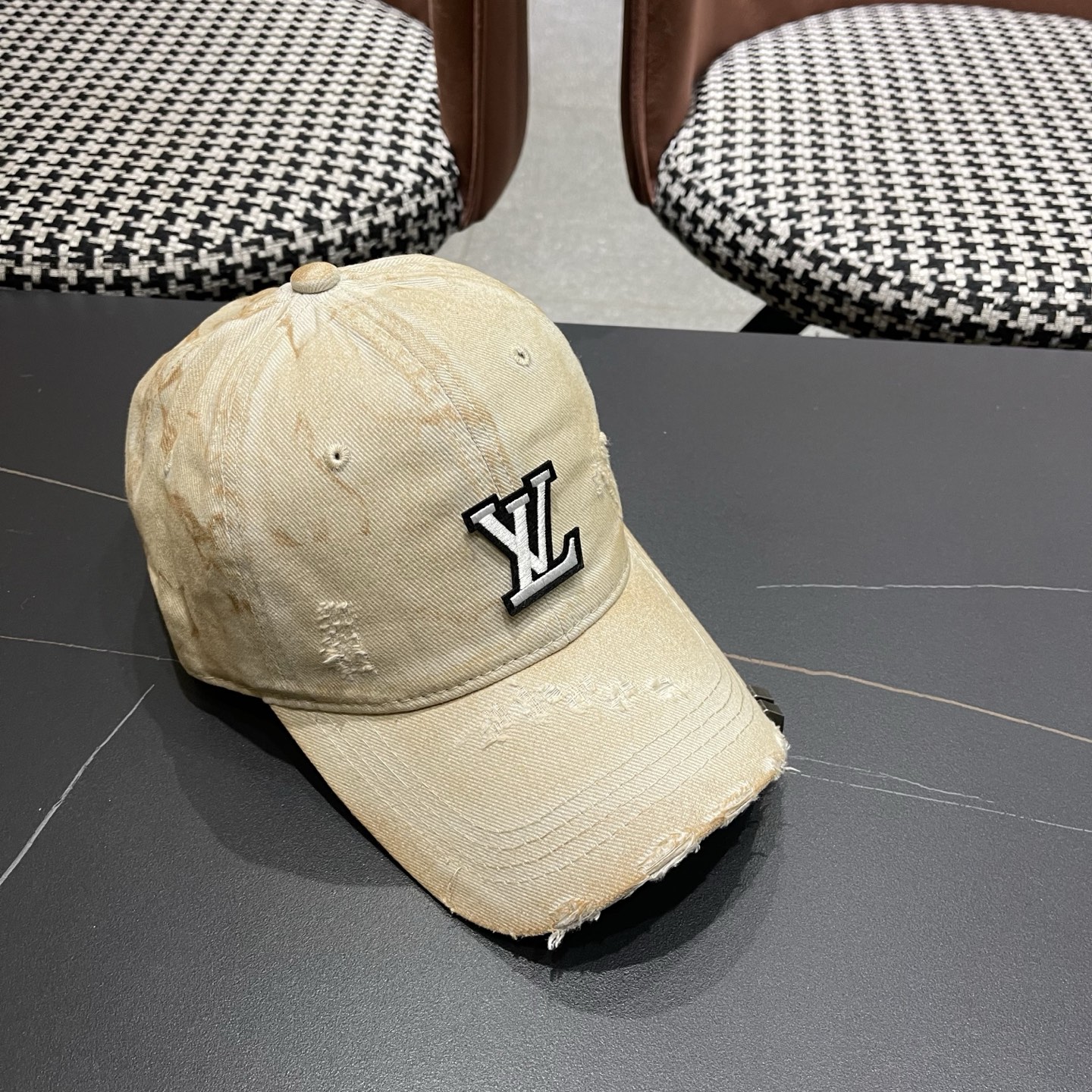 L V 路易威登 春夏新品棒球帽，logo经典简约，破洞时尚休闲设计 跑量新品