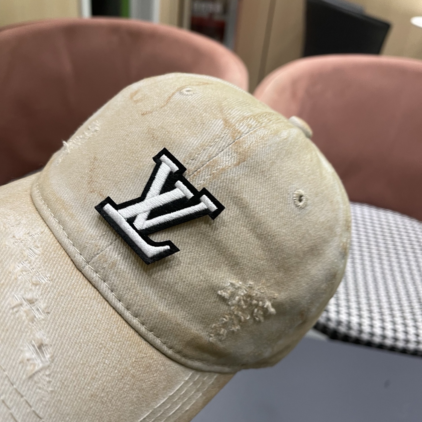 L V 路易威登 春夏新品棒球帽，logo经典简约，破洞时尚休闲设计 跑量新品