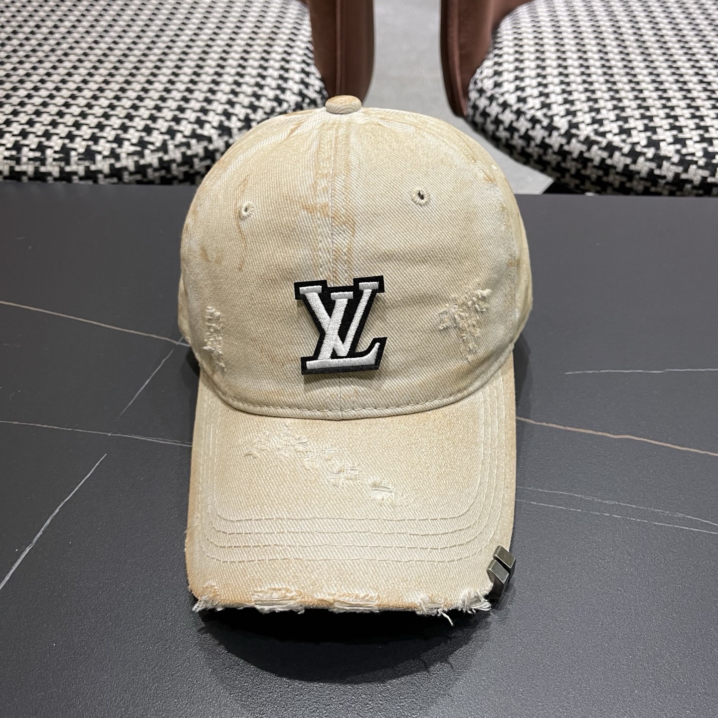 L V 路易威登 春夏新品棒球帽，logo经典简约，破洞时尚休闲设计 跑量新品