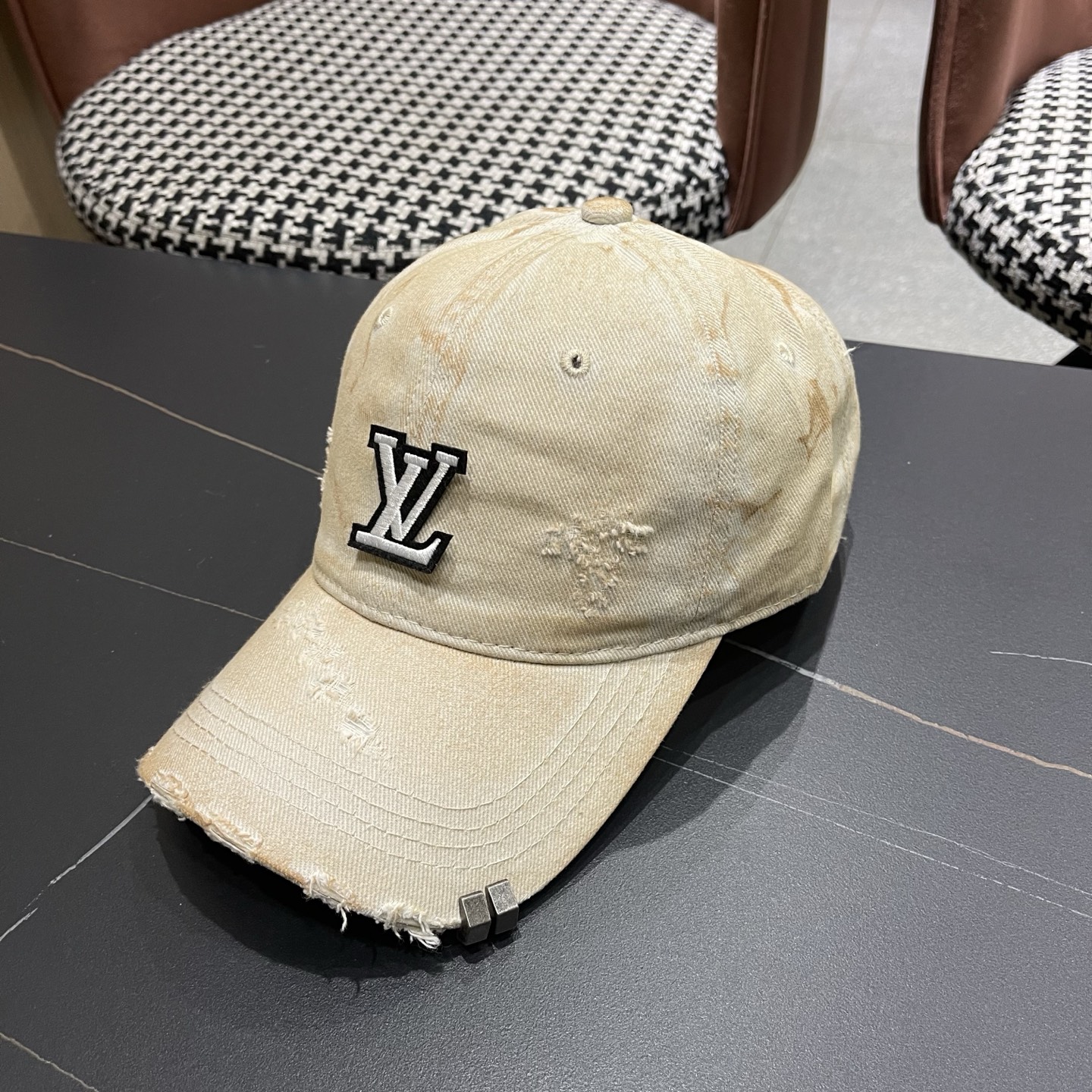 L V 路易威登 春夏新品棒球帽，logo经典简约，破洞时尚休闲设计 跑量新品