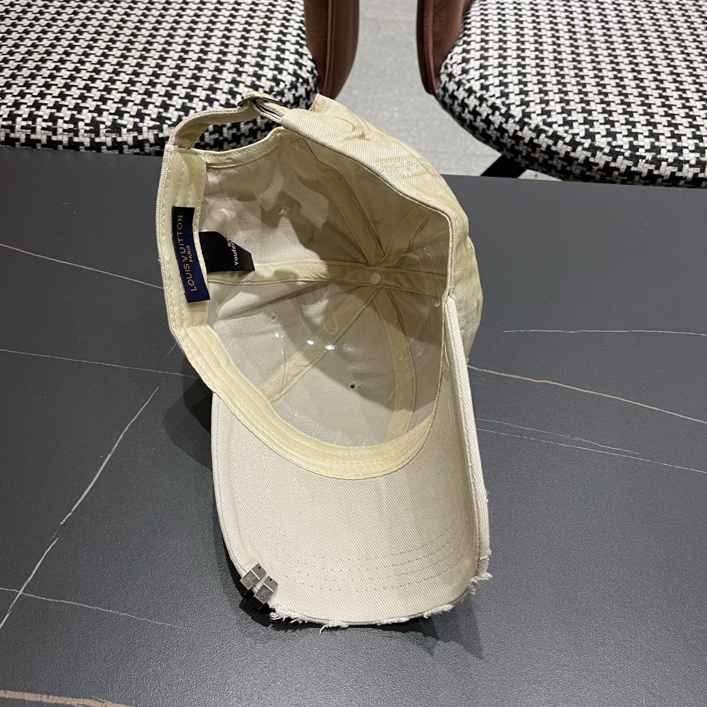 L V 路易威登 春夏新品棒球帽，logo经典简约，破洞时尚休闲设计 跑量新品