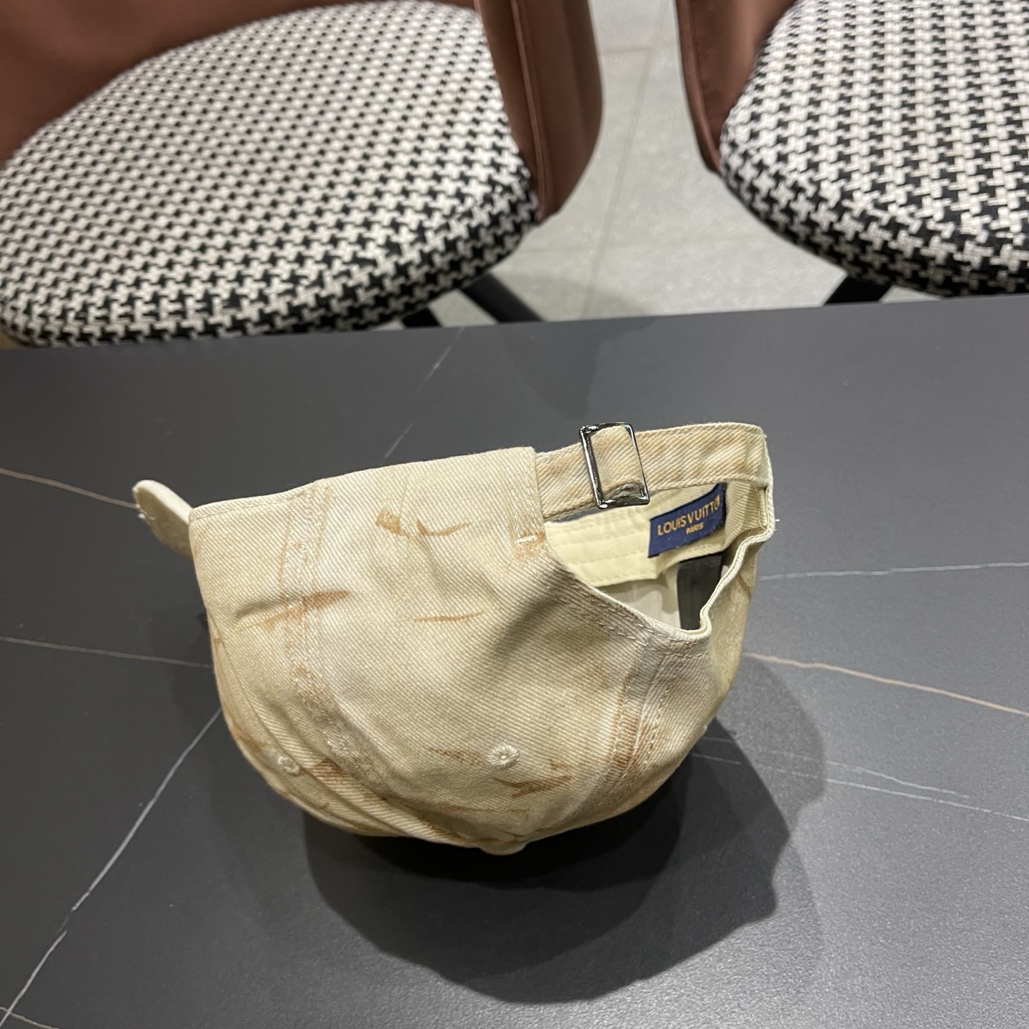 L V 路易威登 春夏新品棒球帽，logo经典简约，破洞时尚休闲设计 跑量新品