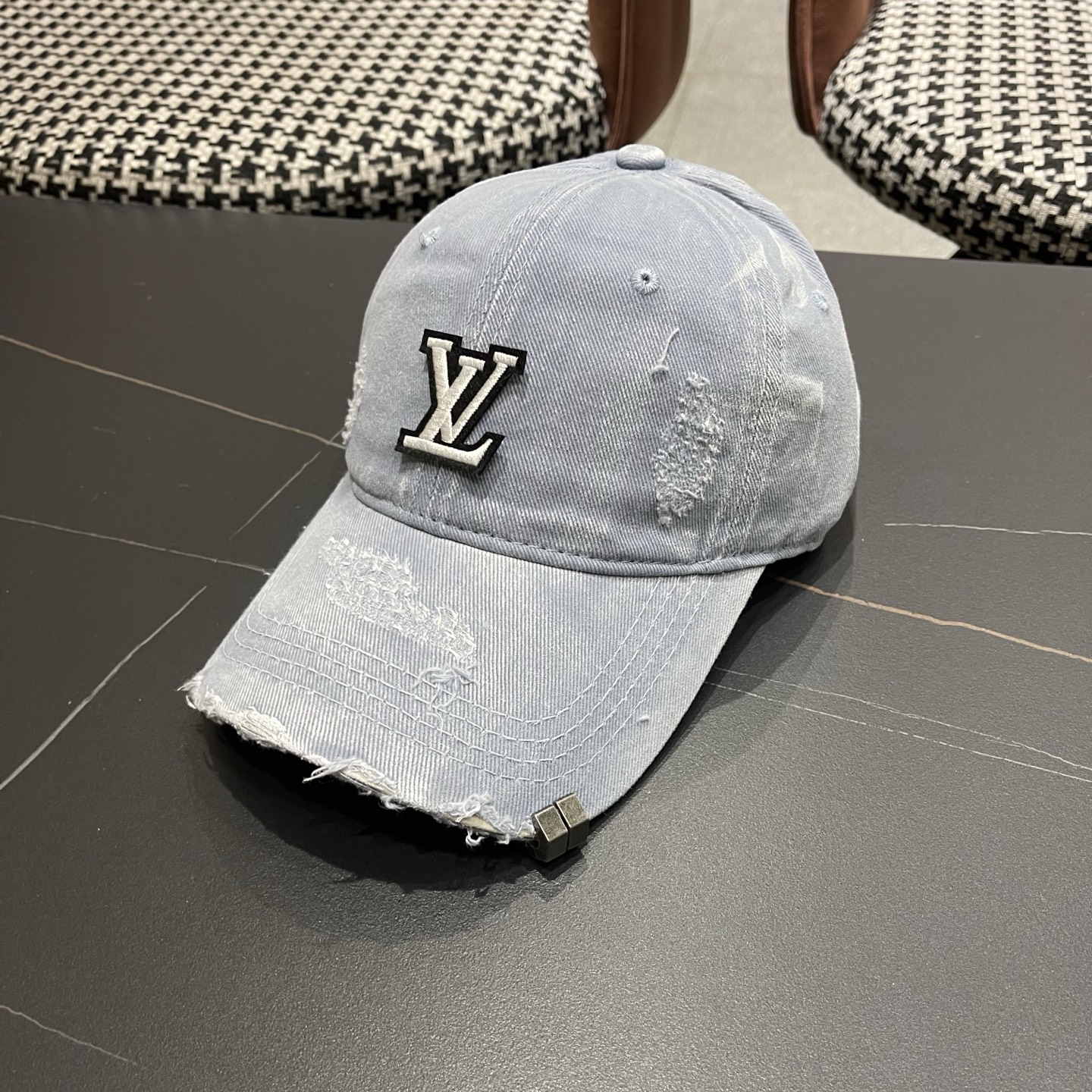 L V 路易威登 春夏新品棒球帽，logo经典简约，破洞时尚休闲设计 跑量新品